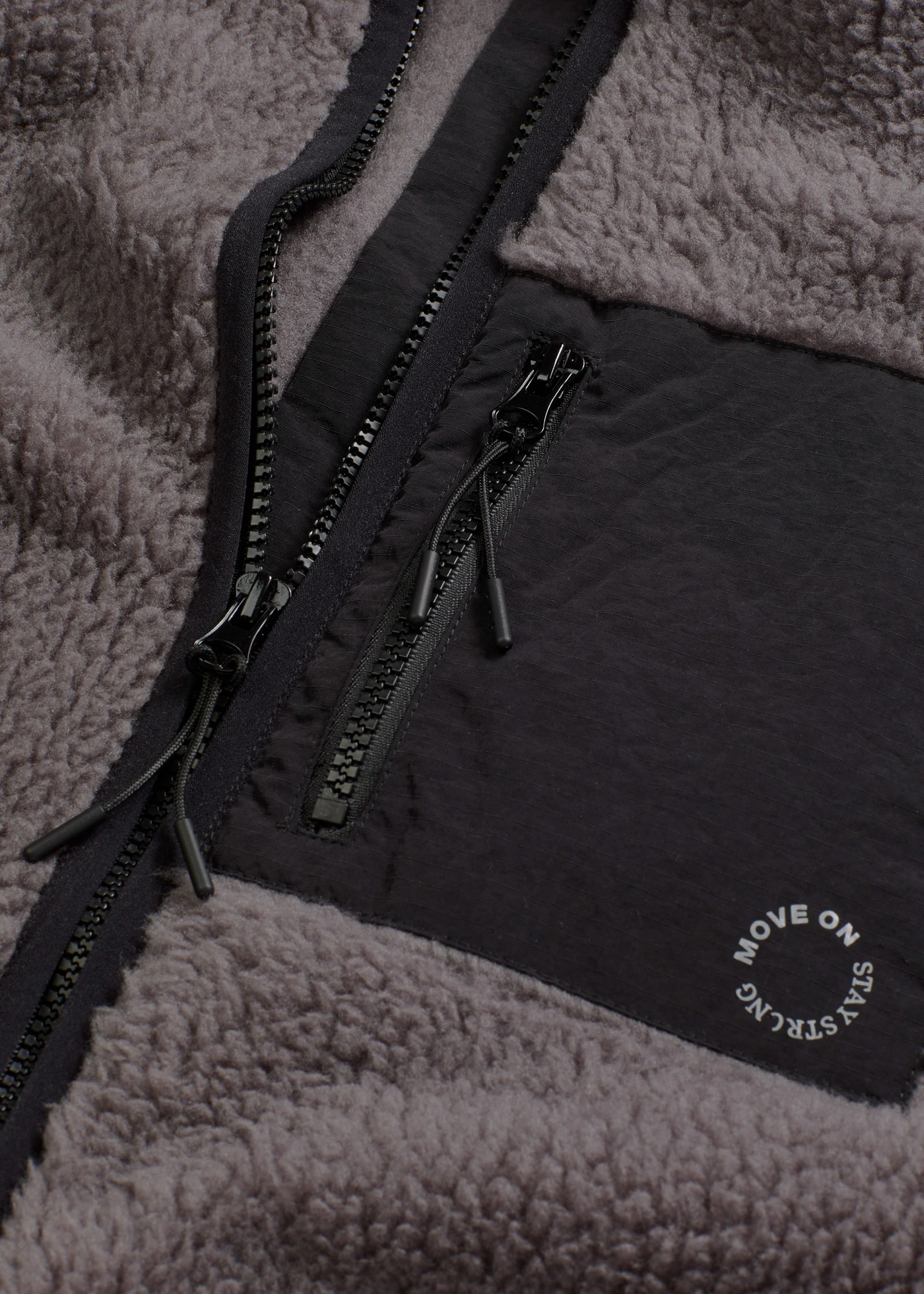 Veste de sport technique et oversize en polaire • gris ardoise-noir • Boutique bonprix