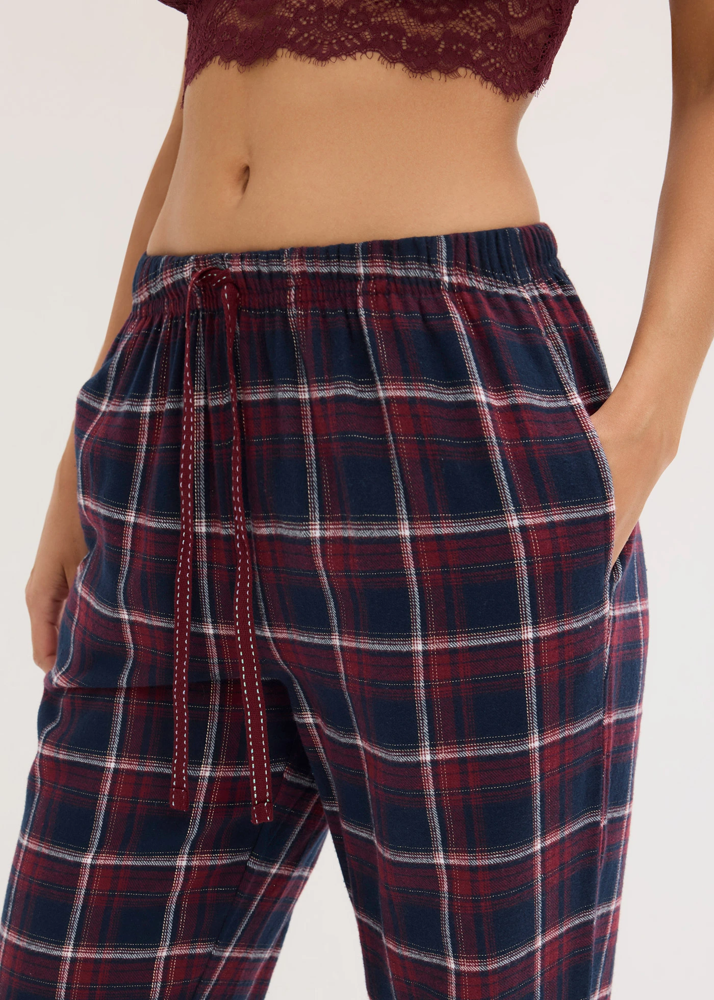 Pantalon de pyjama tissé en flanelle avec pochette cadeau • rouge érable carreaux • Boutique bonprix