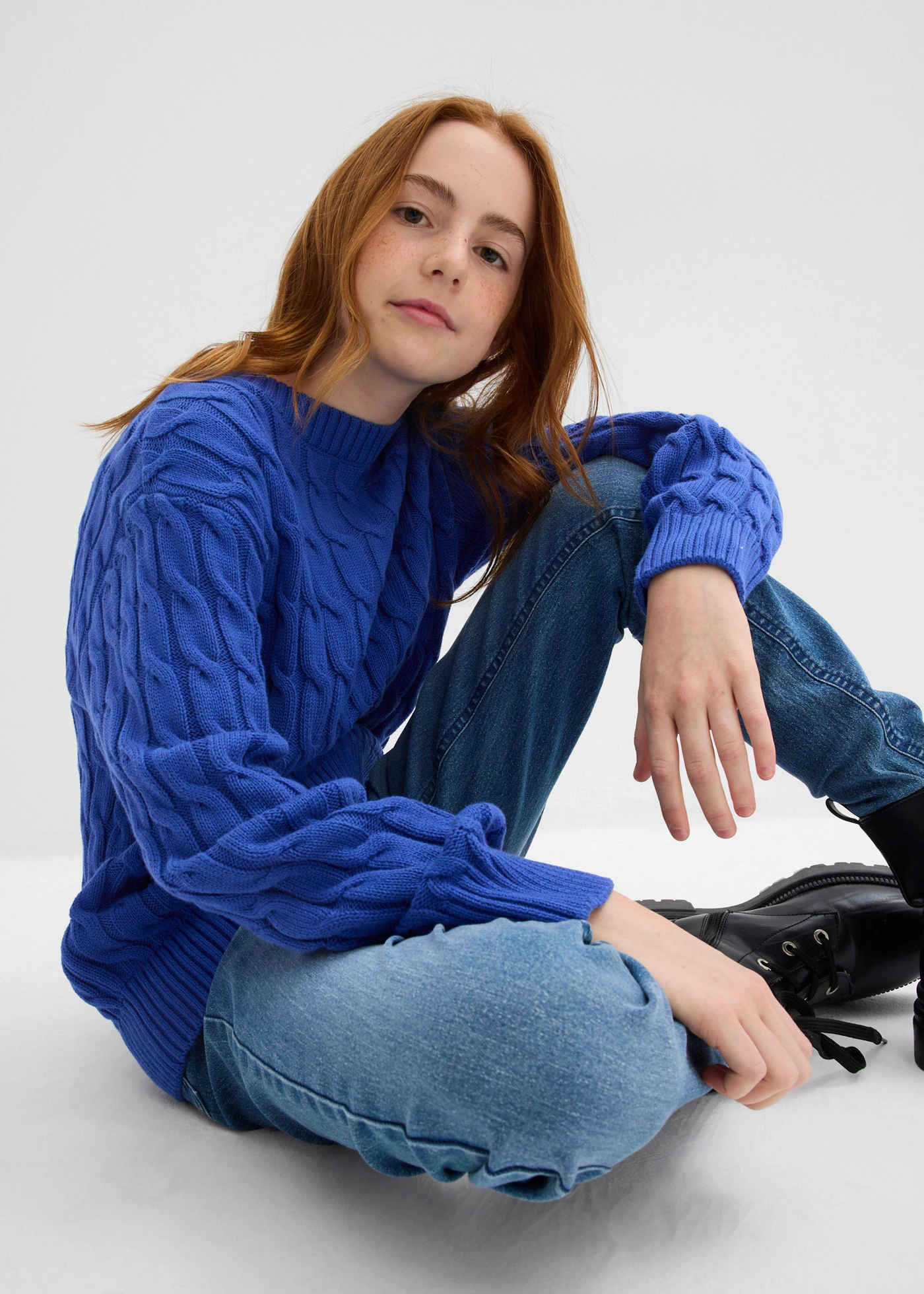 Pulover tricotat cu model cu torsade • albastru briliant • magazin bonprix