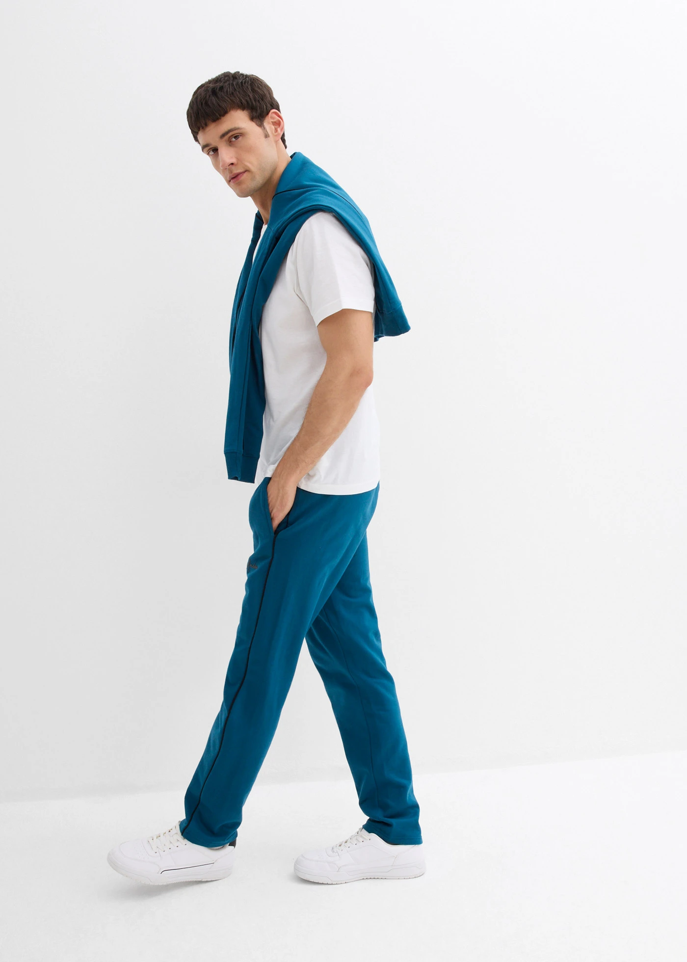 Pantalon de jogging à détails contrastants, 100% coton • bleu pétrole • Boutique bonprix