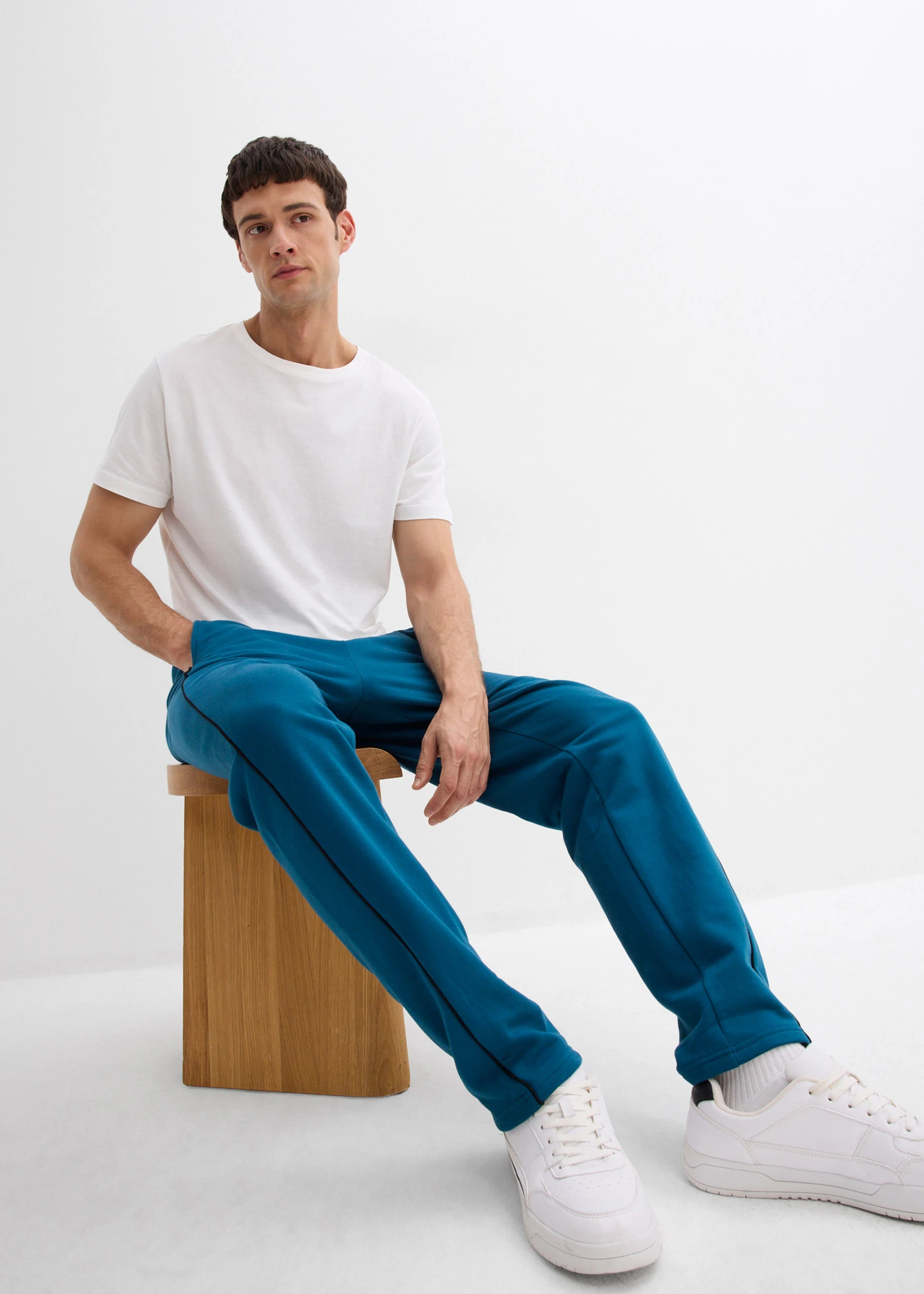 Pantalon de jogging à détails contrastants, 100% coton • bleu pétrole • Boutique bonprix