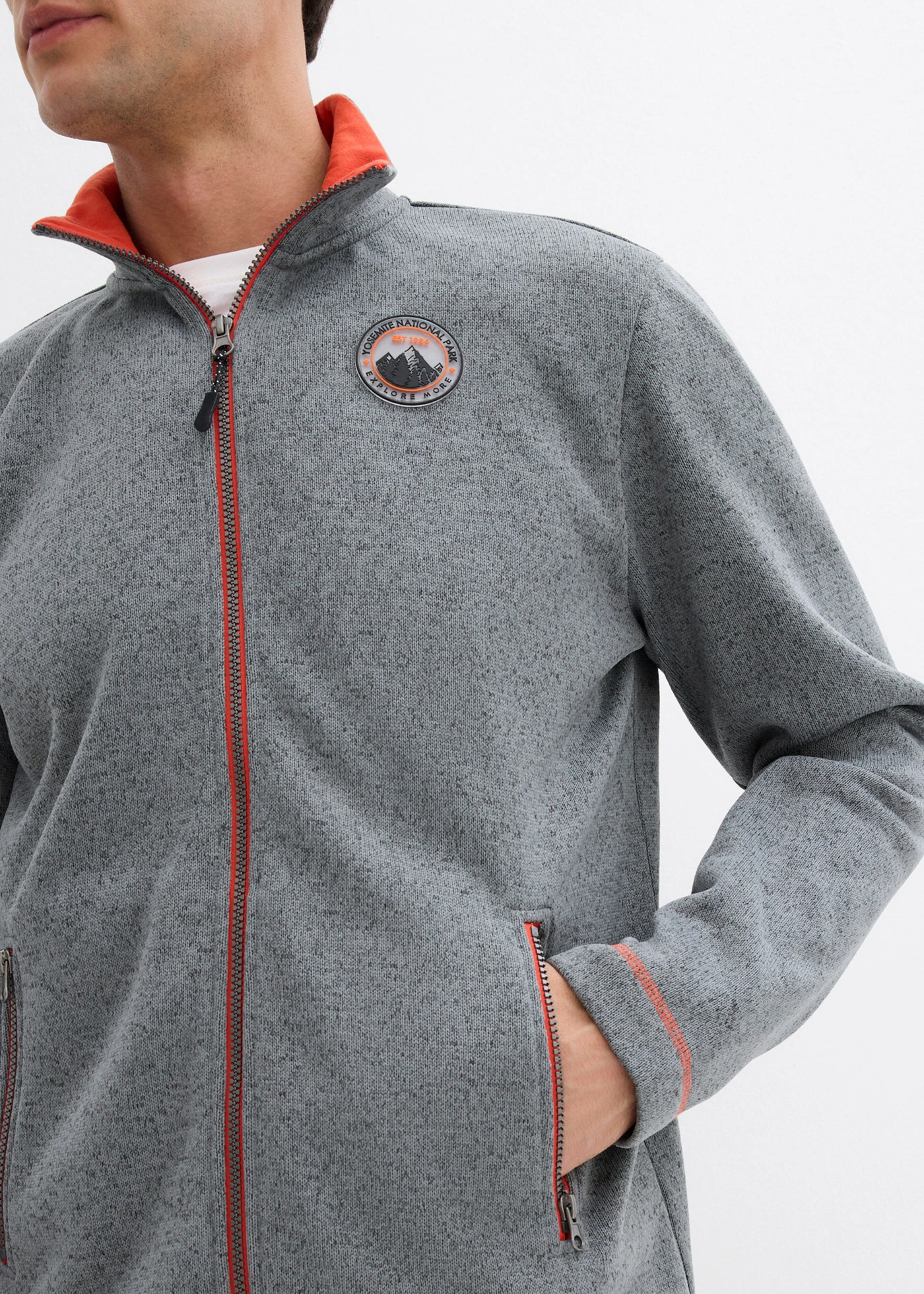 Fleece vest met praktische ritssluiting en contrasterende details • grijs gemêleerd-oranje • bonprix online shop