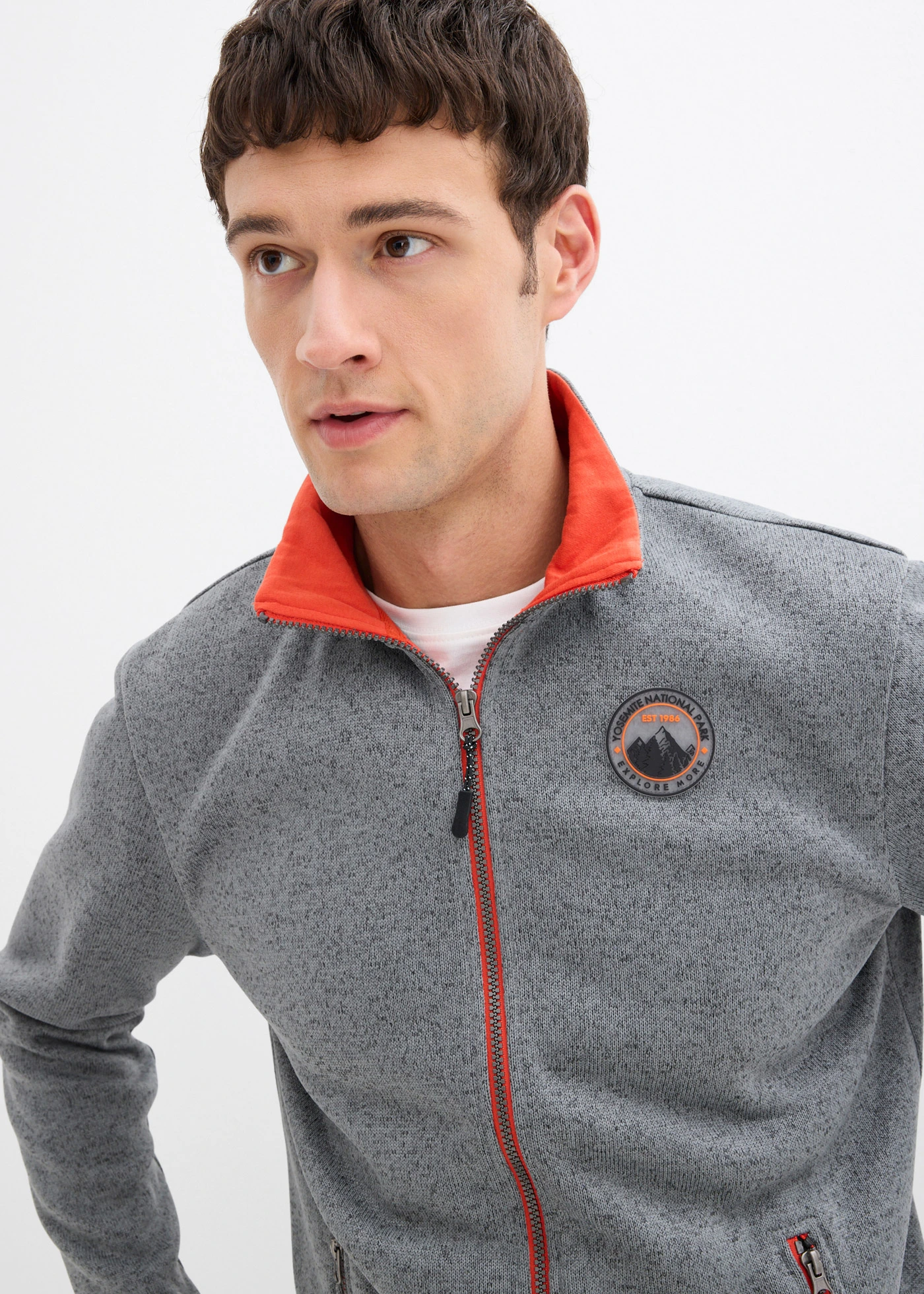 Fleece vest met praktische ritssluiting en contrasterende details • grijs gemêleerd-oranje • bonprix online shop