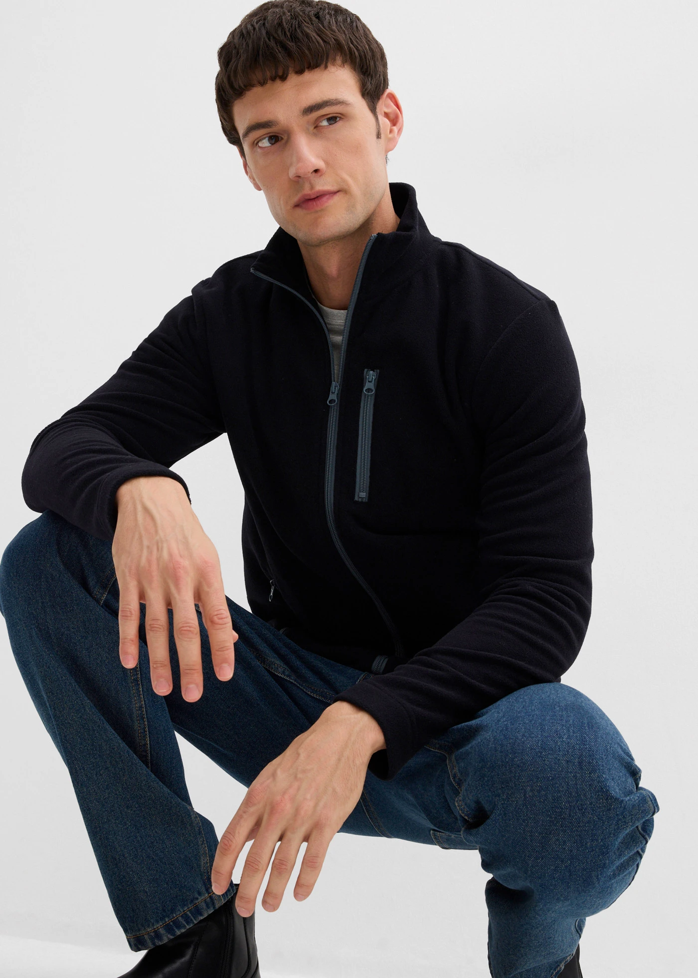 Zachte fleece vest met handige ritszakken • zwart/ rookgrijs • bonprix online shop