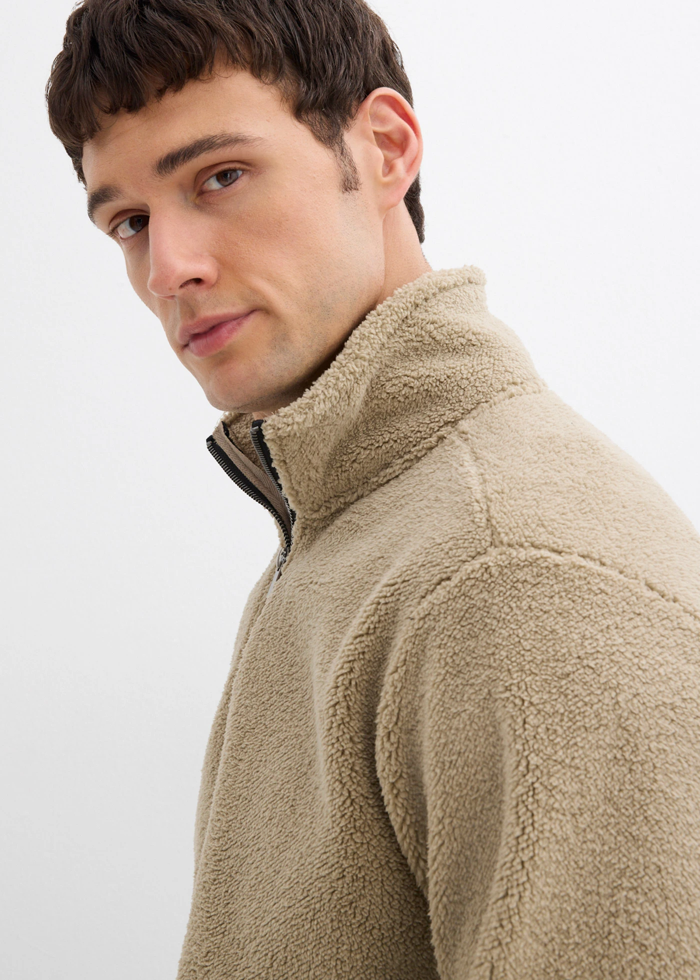 Pull en polaire peluche avec col zippé • kaki clair • Boutique bonprix