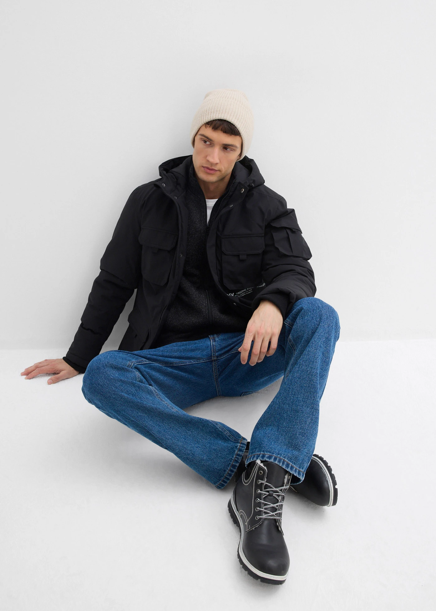 Kurtka zimowa z kapturem i wieloma praktycznymi kieszeniami • czarny • sklep bonprix