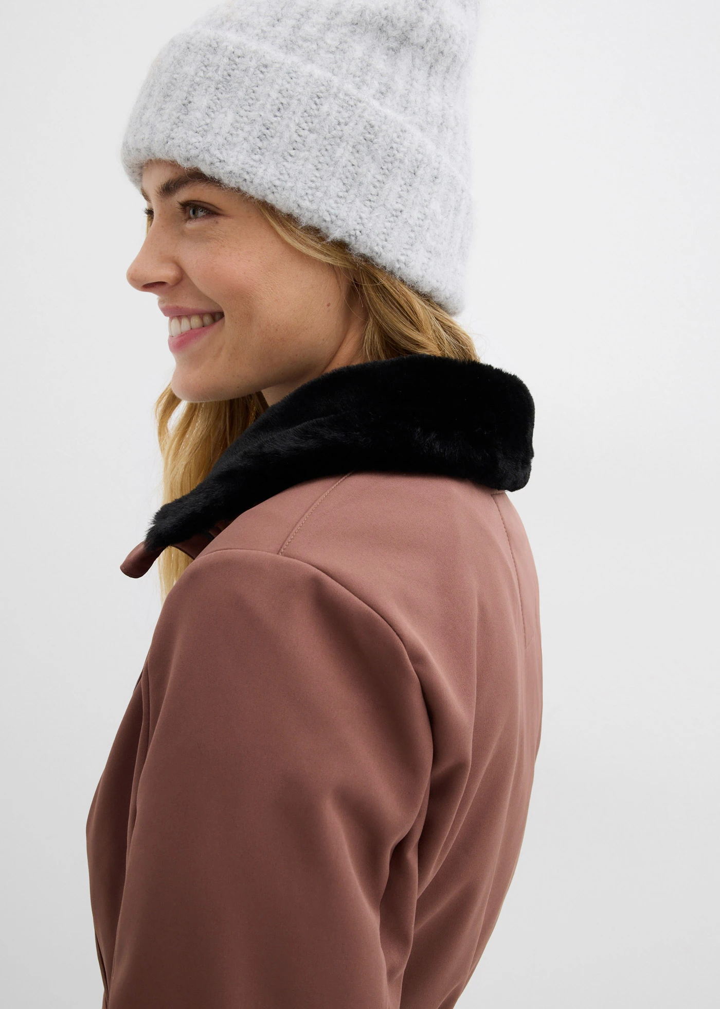 Costum de schi din softshell impermeabil, cu căptușeală călduroasă • maro deschis • magazin bonprix