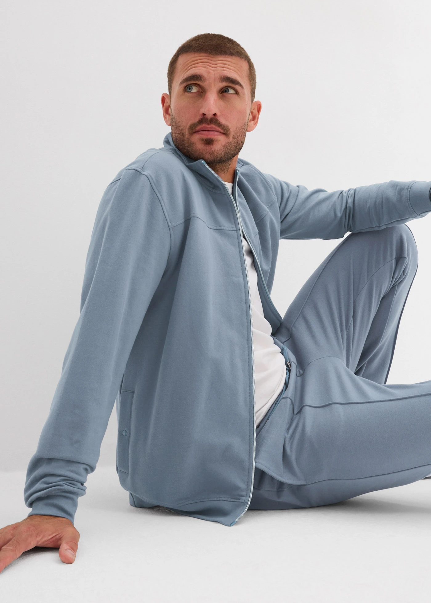 Pantaloni casual eleganți cu dungă, din amestec moale de bumbac • albastru fumuriu • magazin bonprix