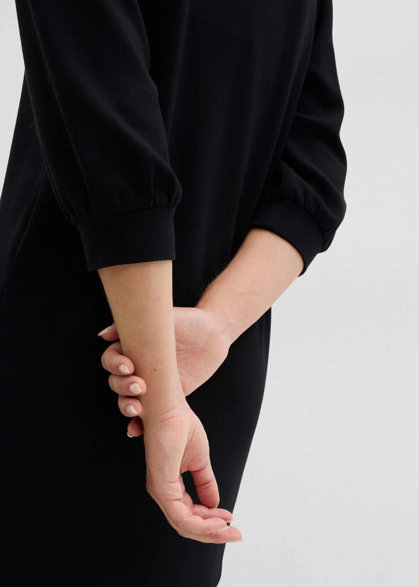 Šaty ze splývavé viskózové směsi • černá • bonprix obchod