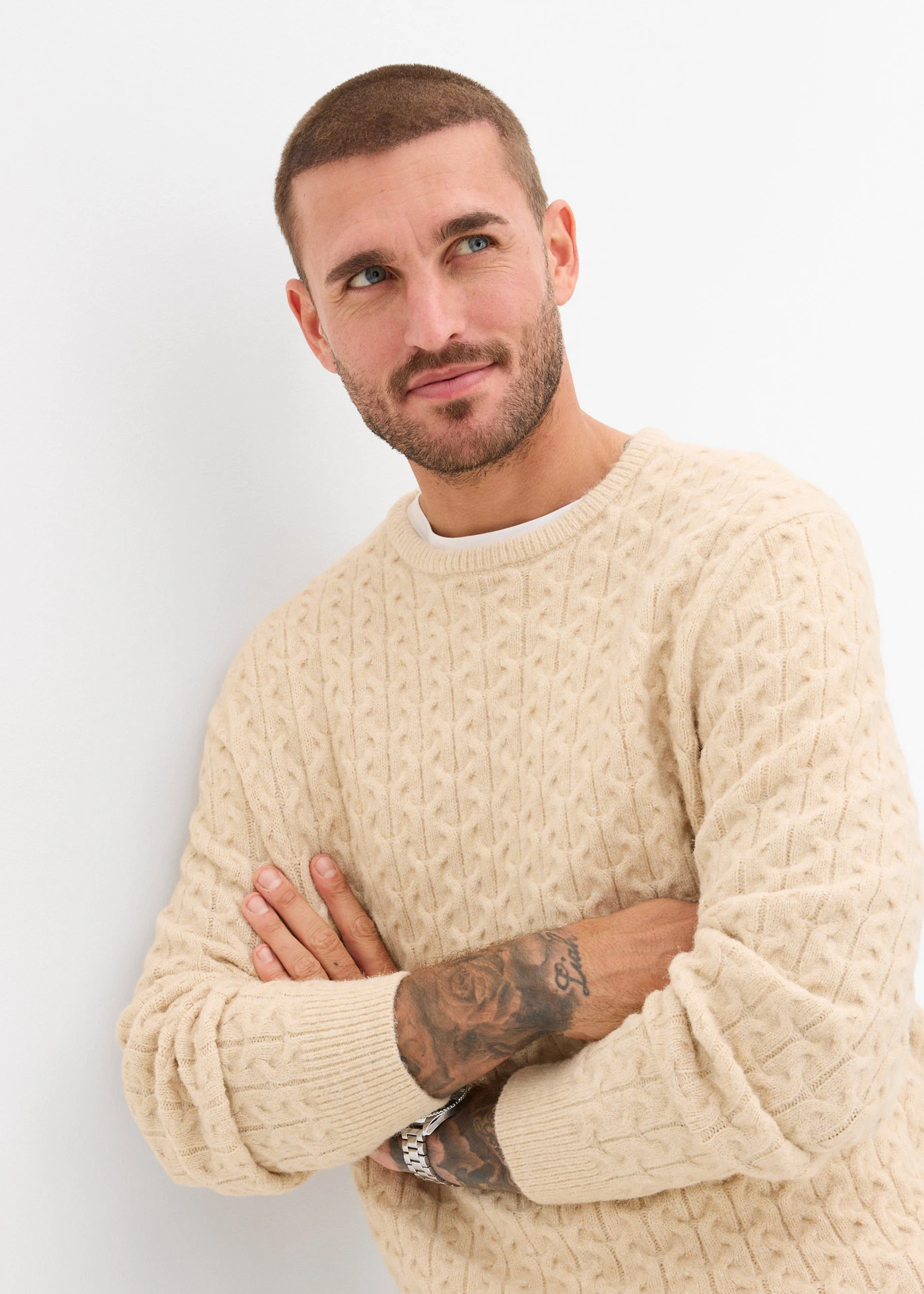 Pull à col rond et motif texturé • sable clair chiné • Boutique bonprix