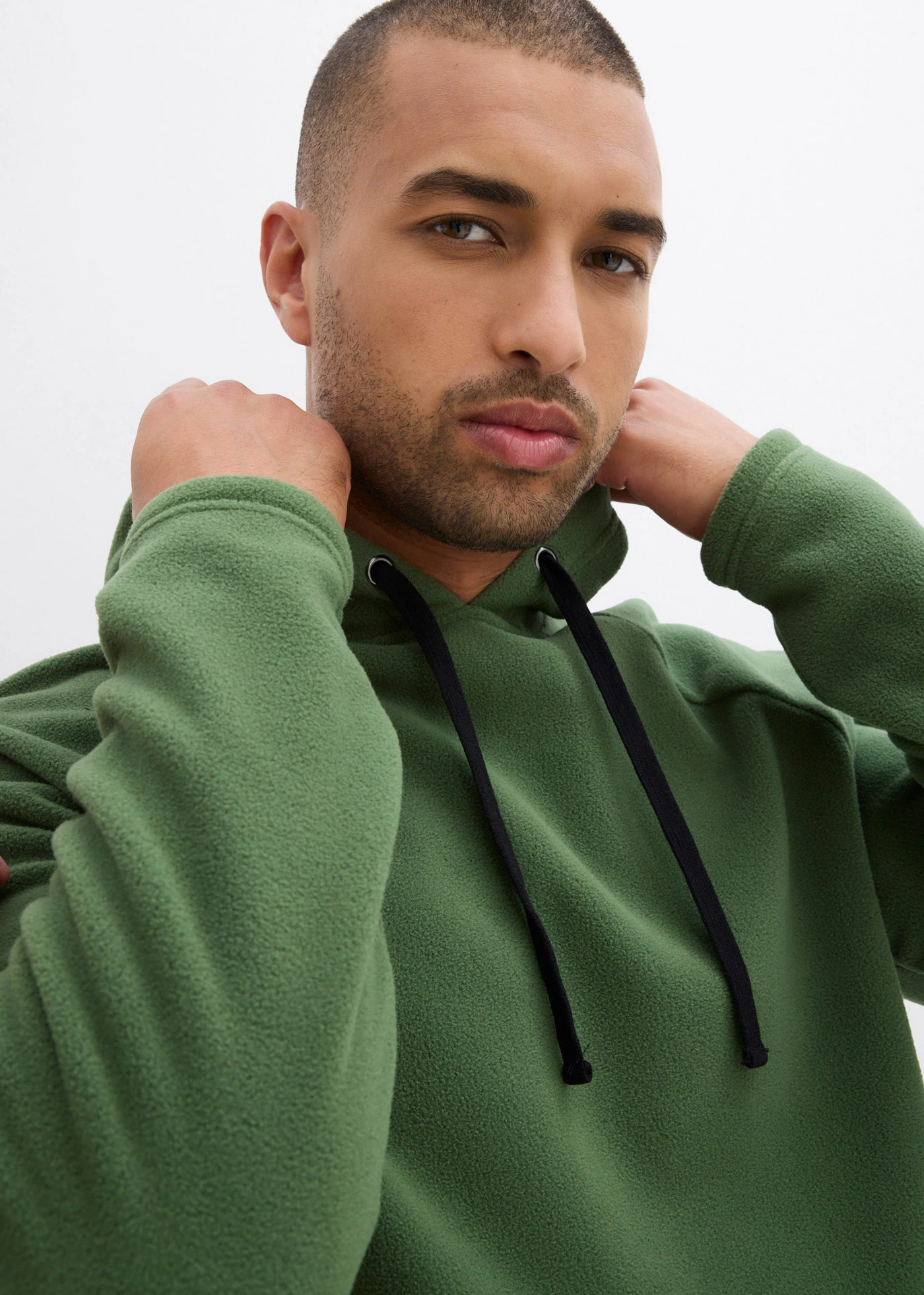 Zachte fleece trui met capuchon • mosgroen • bonprix online shop