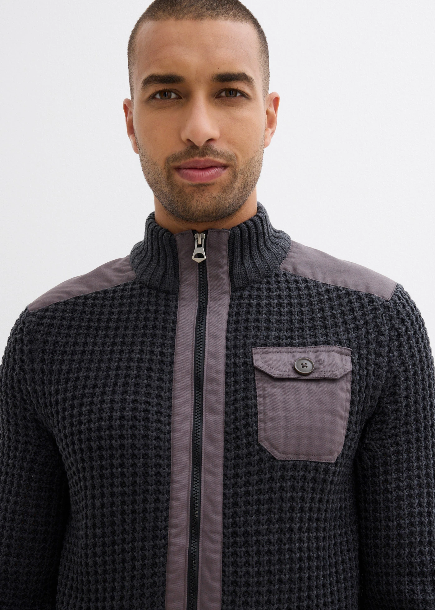 Grof gebreide vest met wafelstructuur en praktische borstzak • antraciet gemêleerd • bonprix online shop