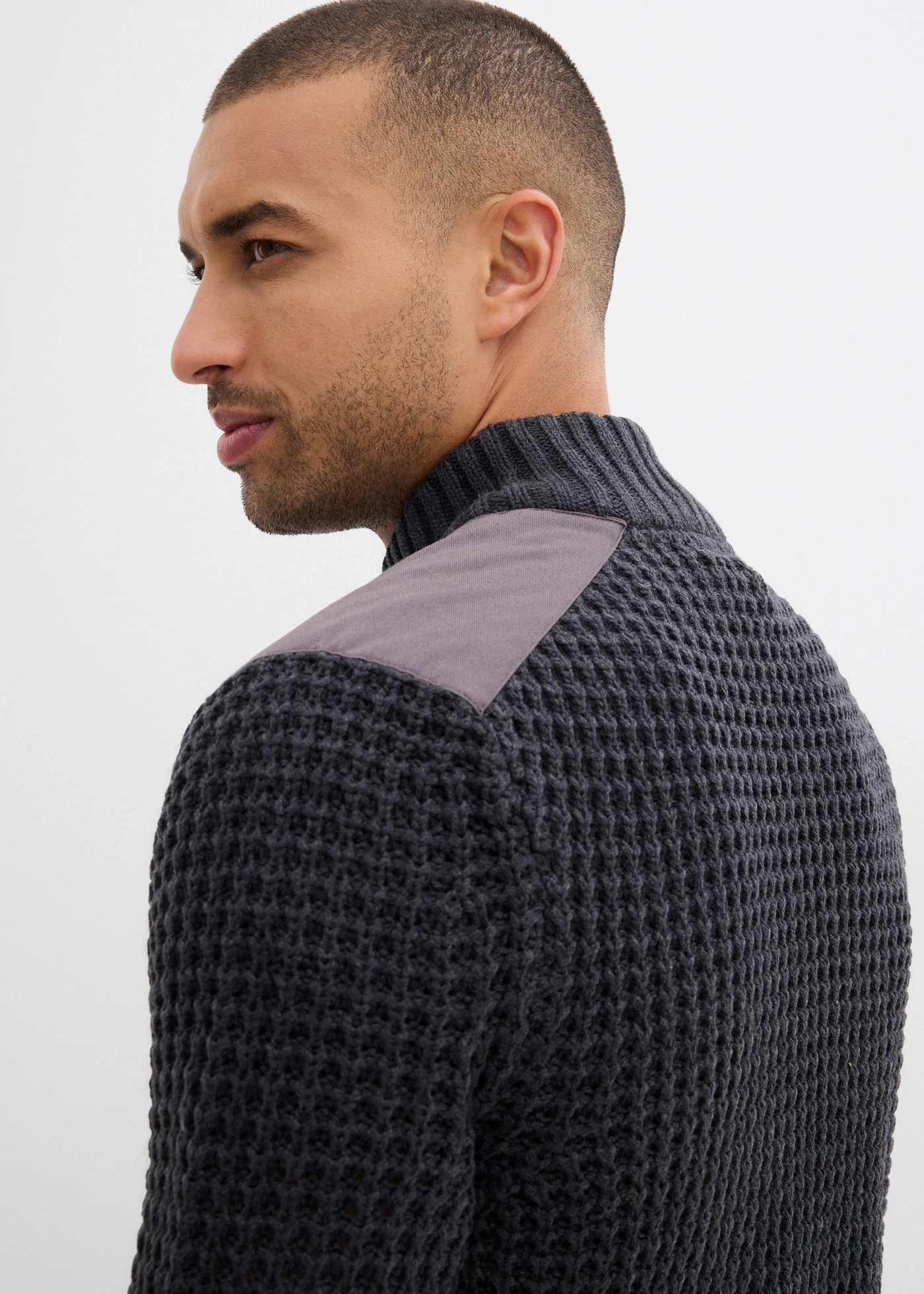 Kötött kardigán laza kötésmintával, gofrimintás struktúrával és praktikus mellzsebbel • antracitszürke melírozott • bonprix áruház