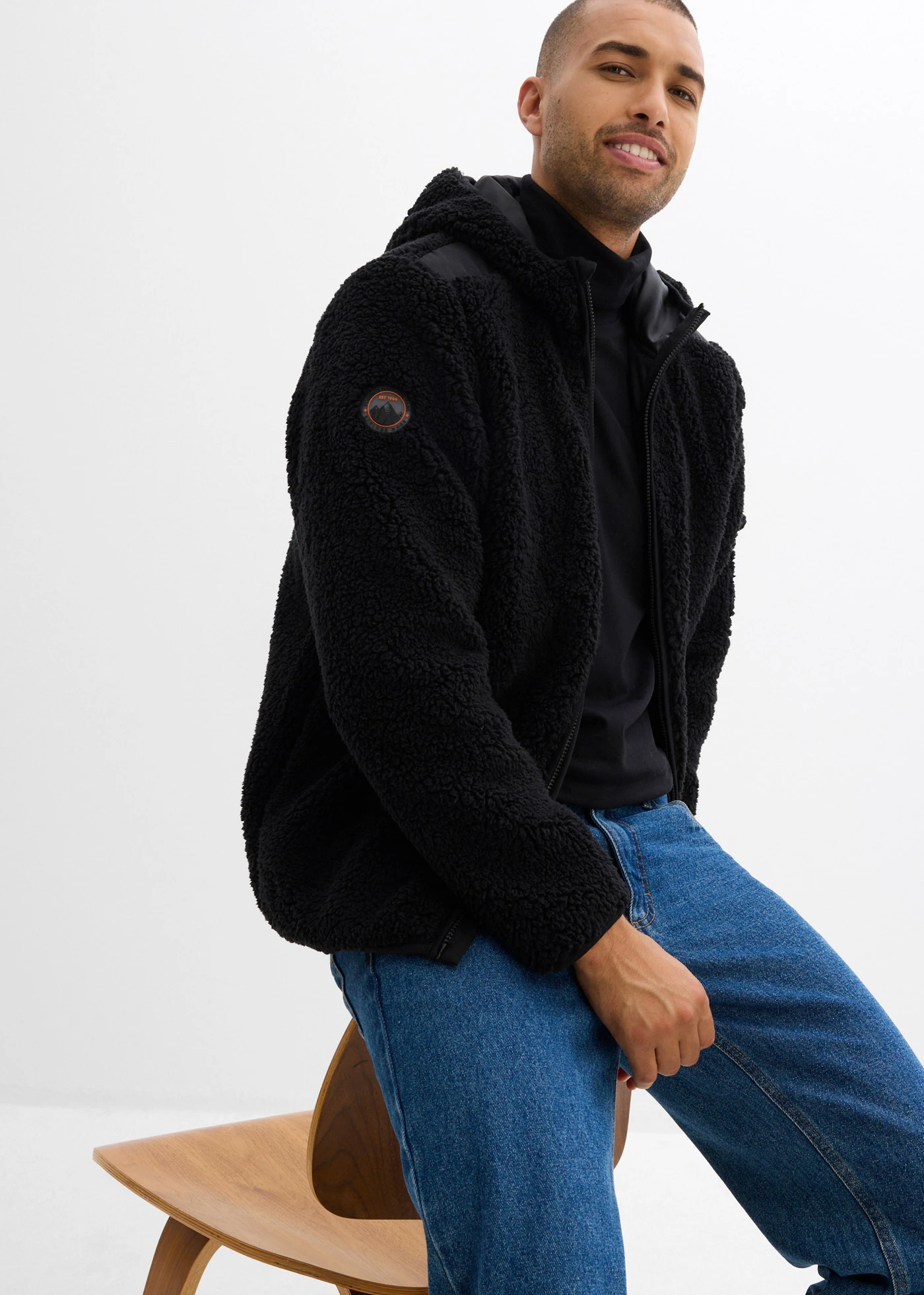 Bunda z medvídkového flísu, s tkaným lemem a kapucí • černá • bonprix obchod