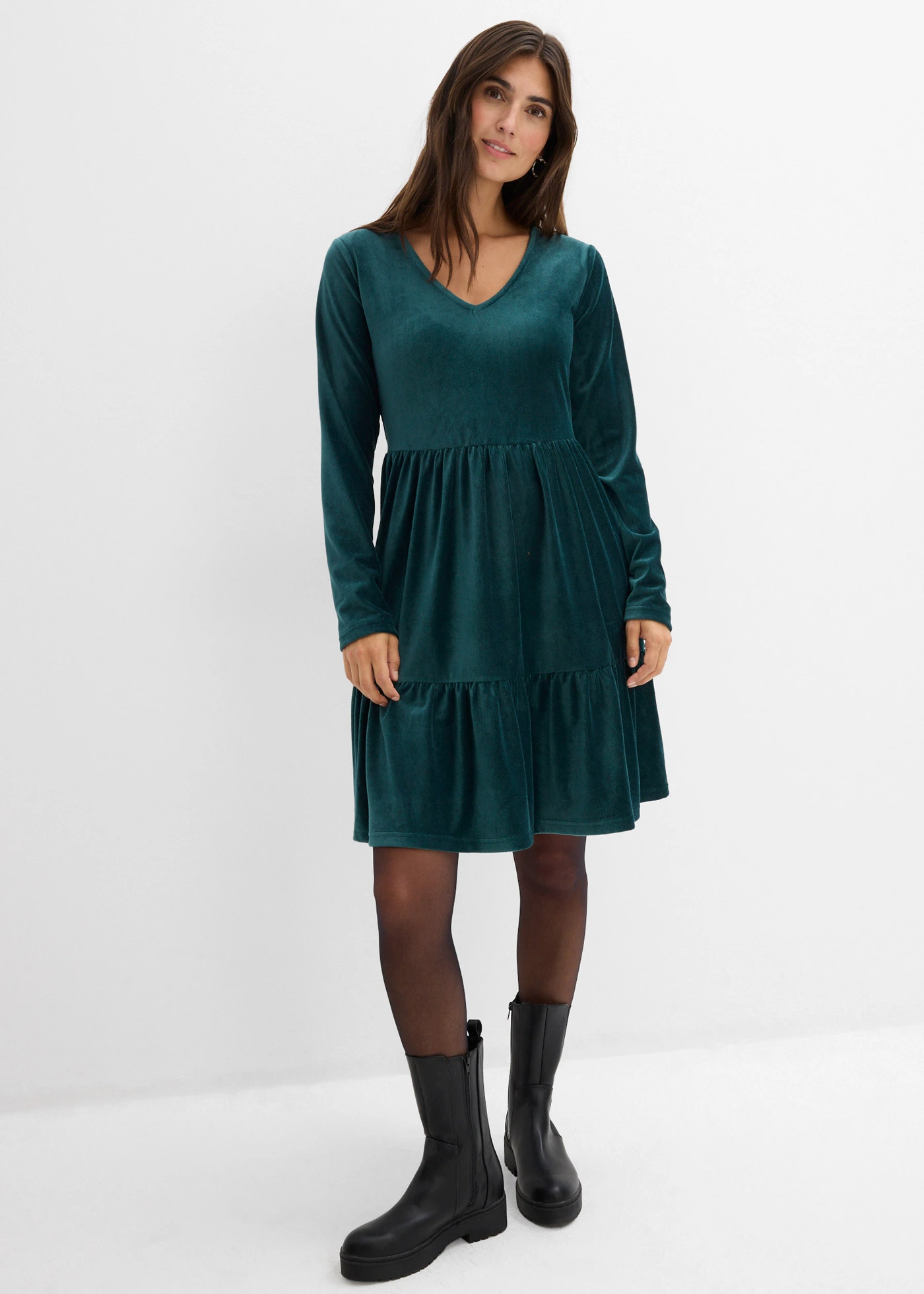 Robe courte en velours extensible • vert profond • Boutique bonprix