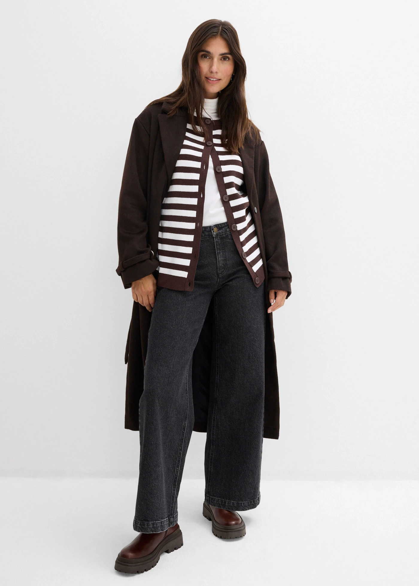 Jachetă din tricotaj fin cu decolteu rotund • maro închis-alb cu dungi • magazin bonprix