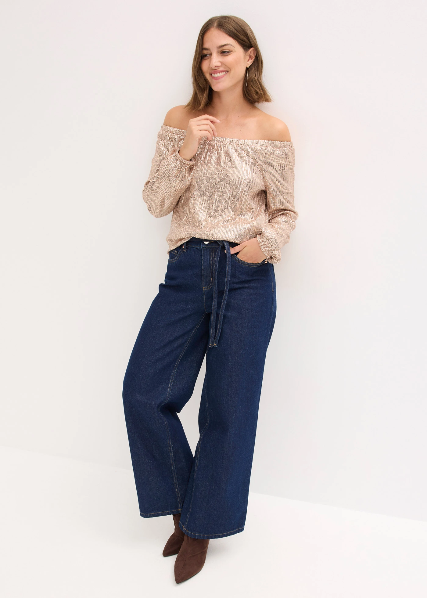 T-shirt oversize à sequins encolure Bardot • marron clair/argenté • Boutique bonprix