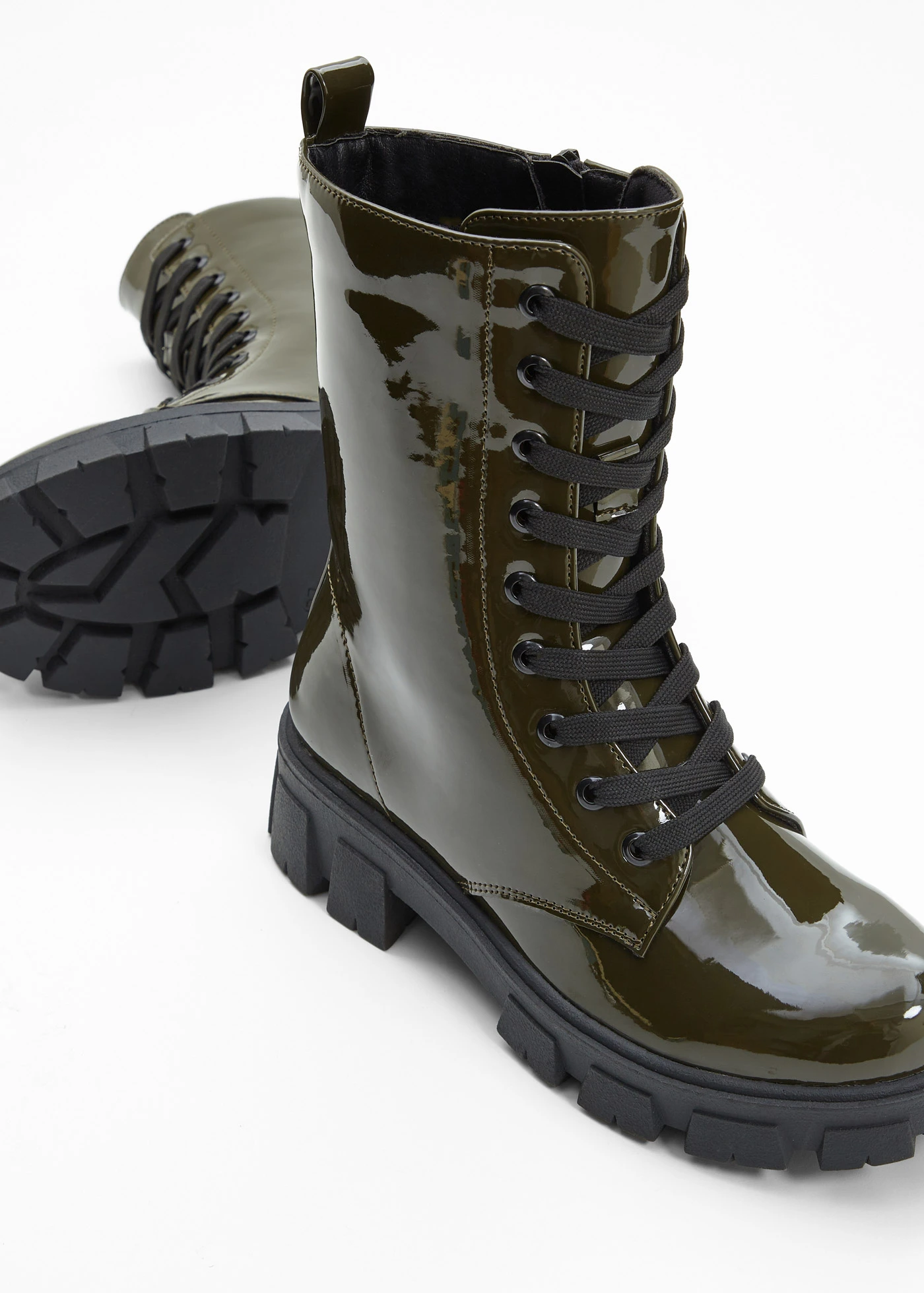 Veterboots in laklook • donkerolijfgroen • bonprix online shop