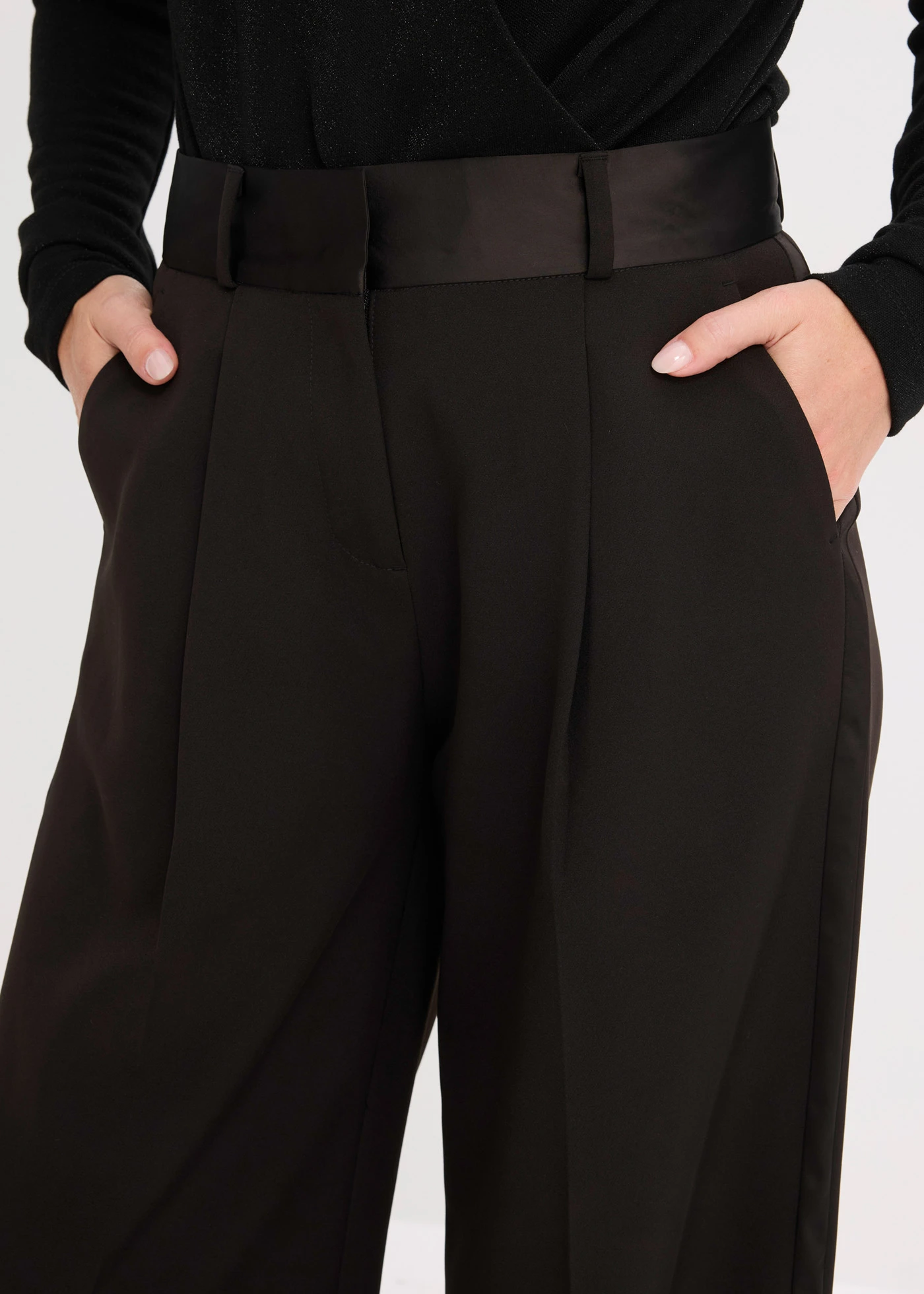Pantaloni • negru • magazin bonprix