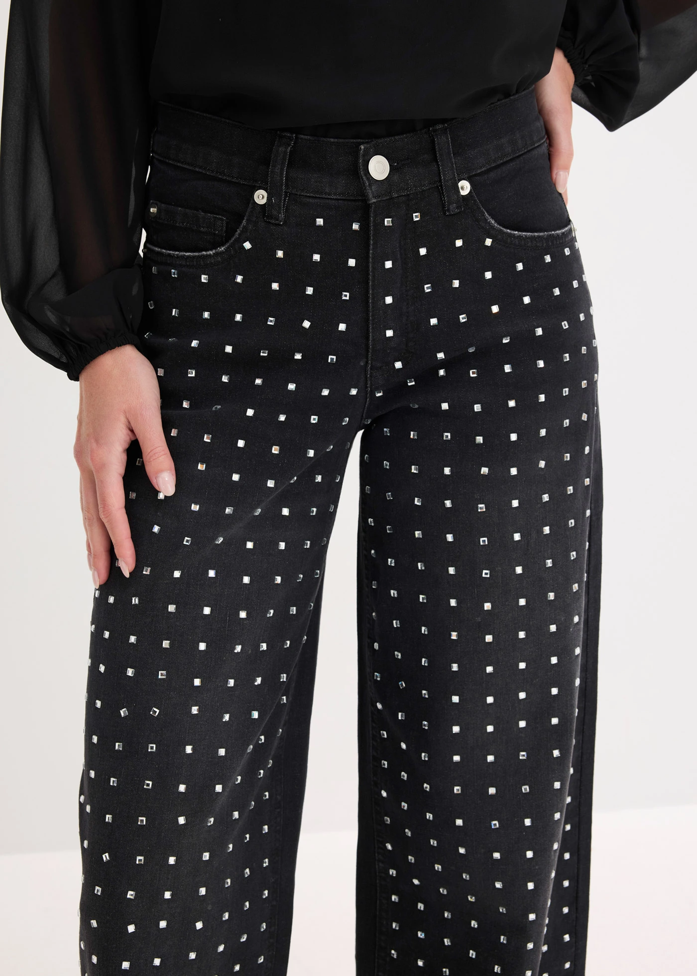 Jeansy z szerokimi nogawkami, mid waist, z aplikacją z kryształków • czarny denim metallic • sklep bonprix