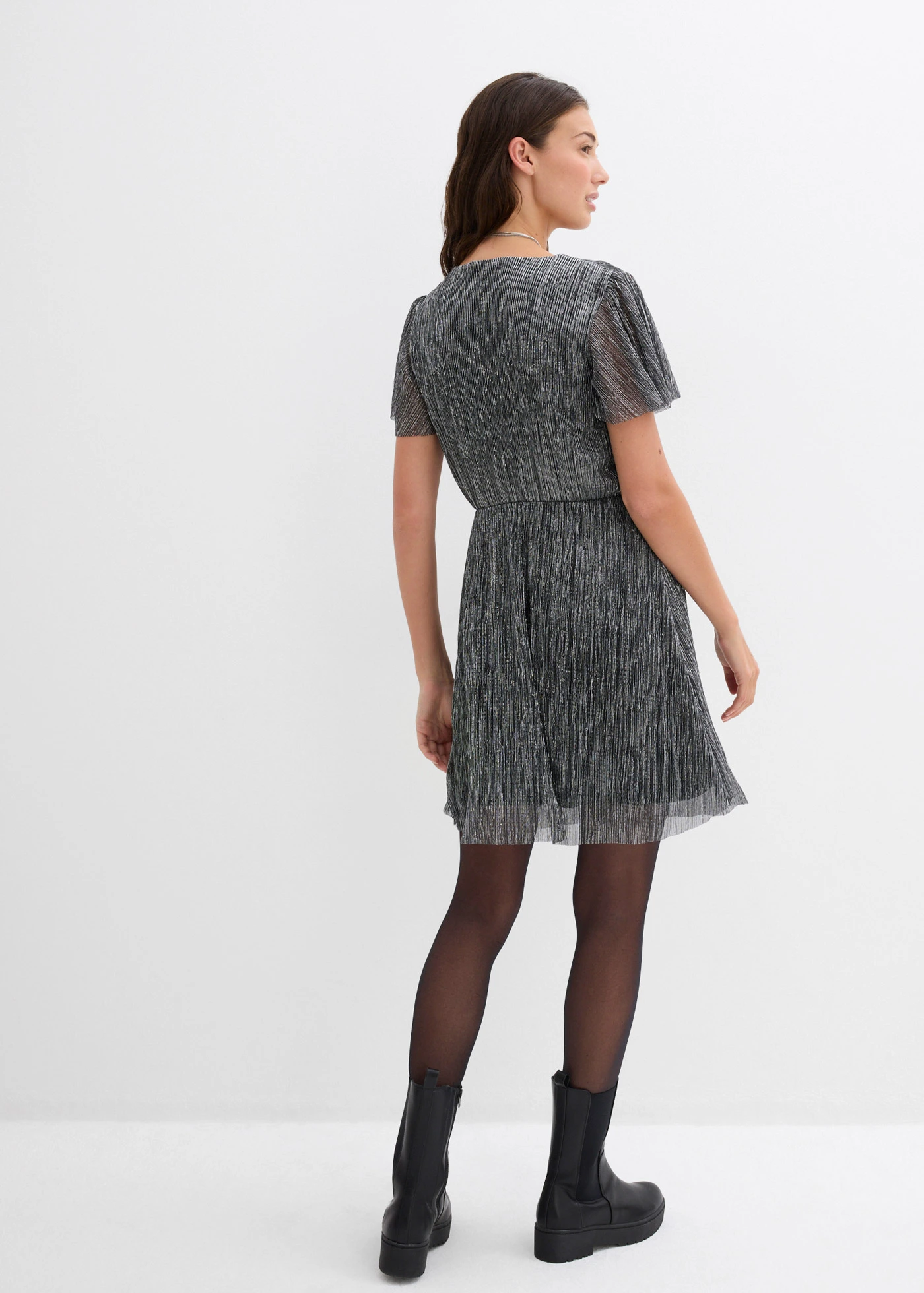 Korte glanzende jurk • zilverkleur • bonprix online shop