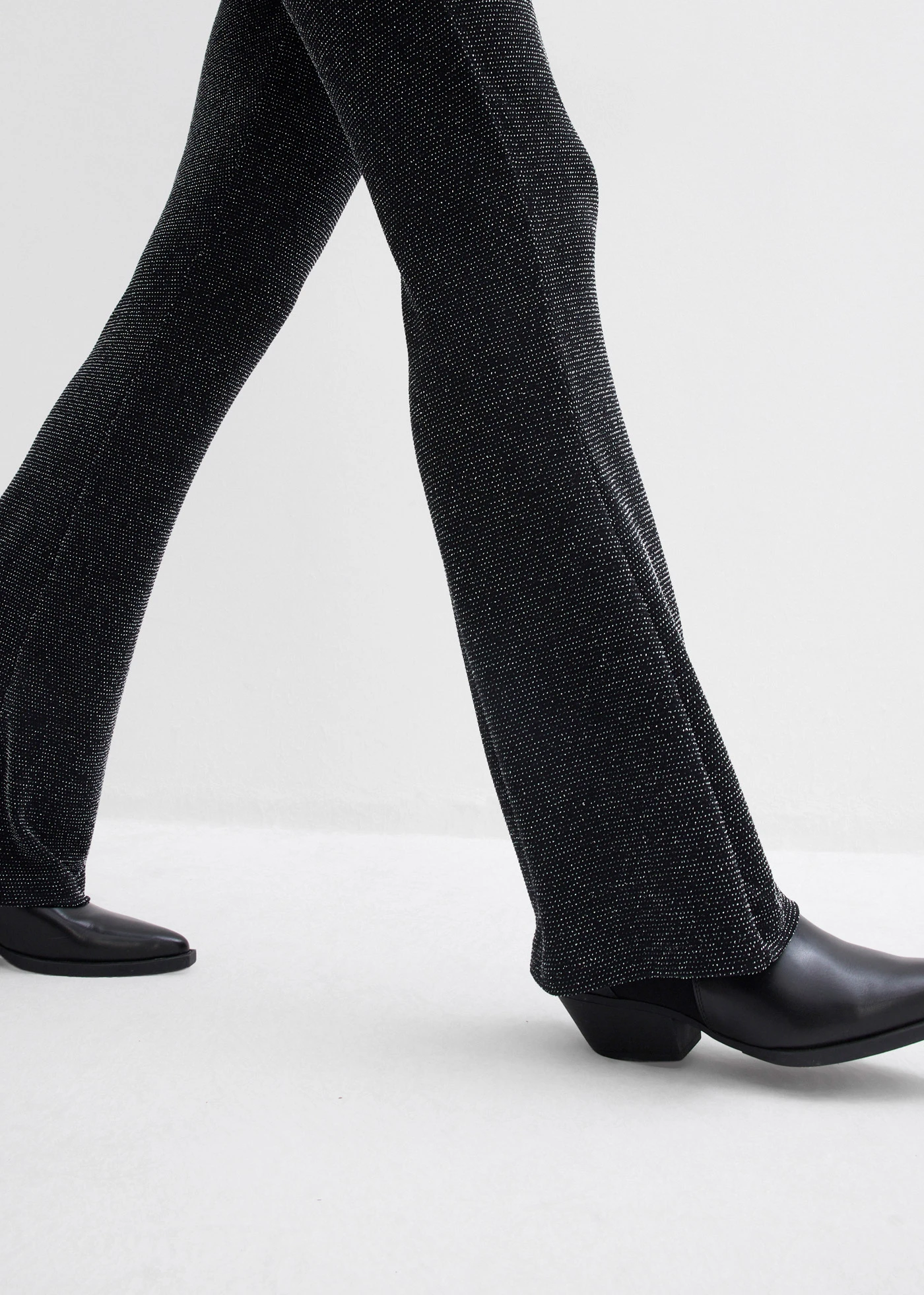 Rozkloszowane legginsy z połyskującego materiału • czarny • sklep bonprix