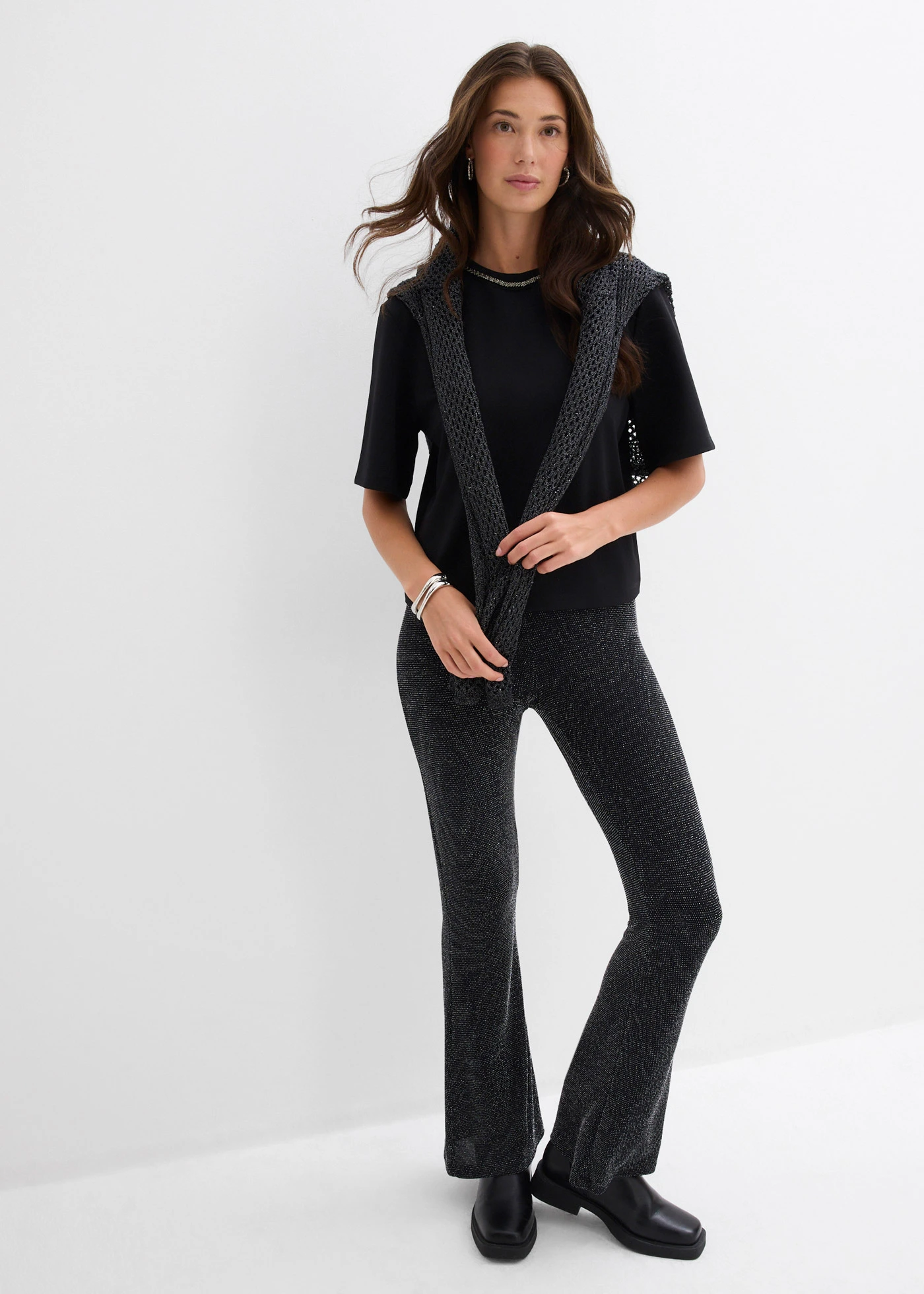 Bluză oversize cu garnitură de mărgele • negru • magazin bonprix