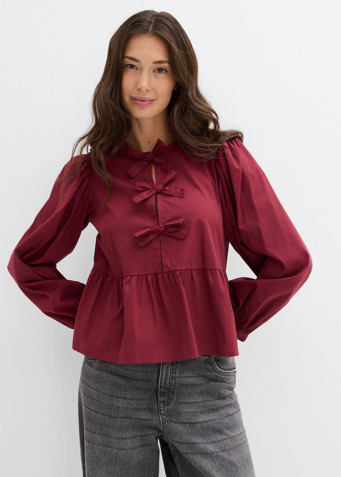Blouse met lussen • robijnrood • bonprix online shop