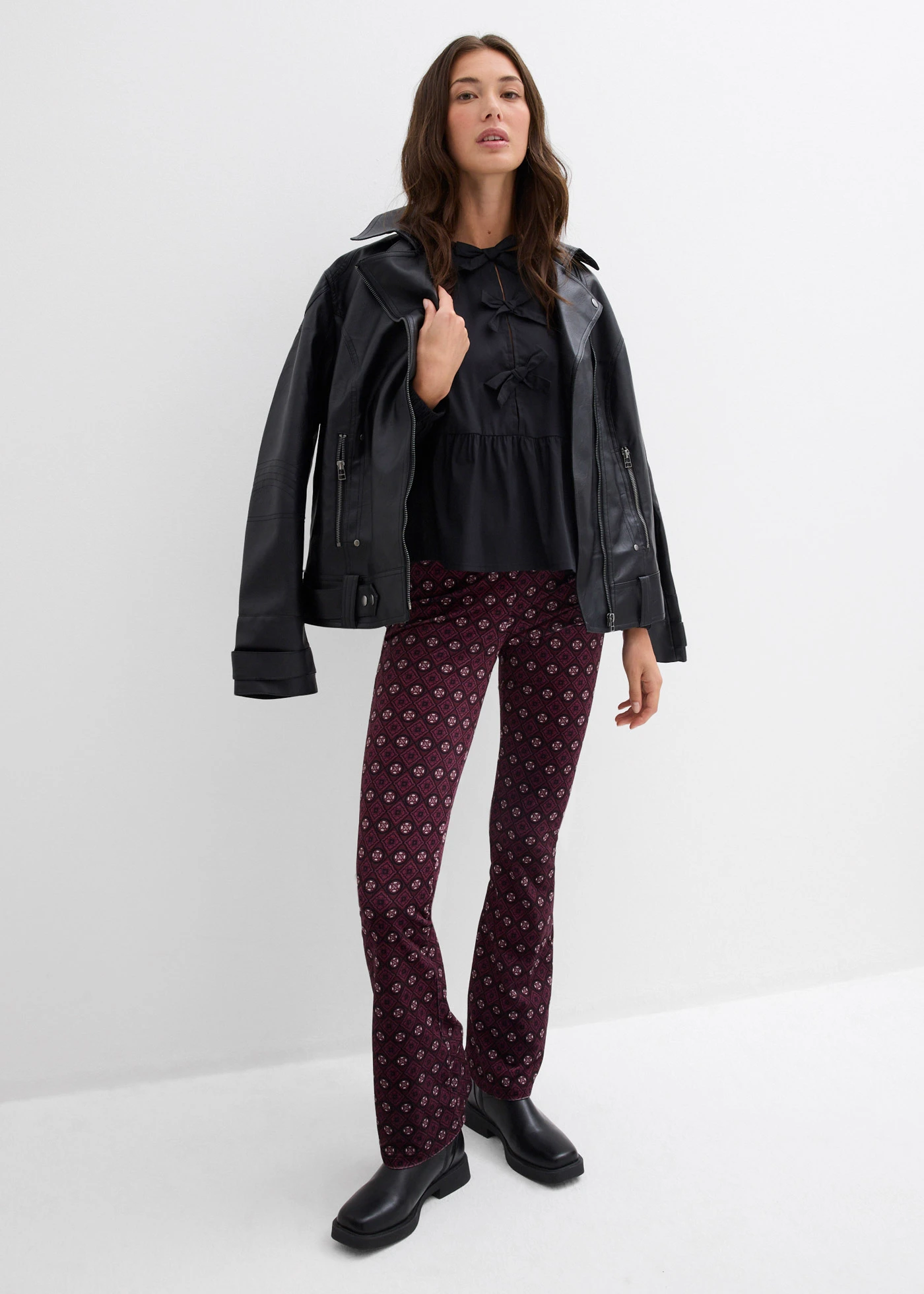 Blouse met lussen • zwart • bonprix online shop