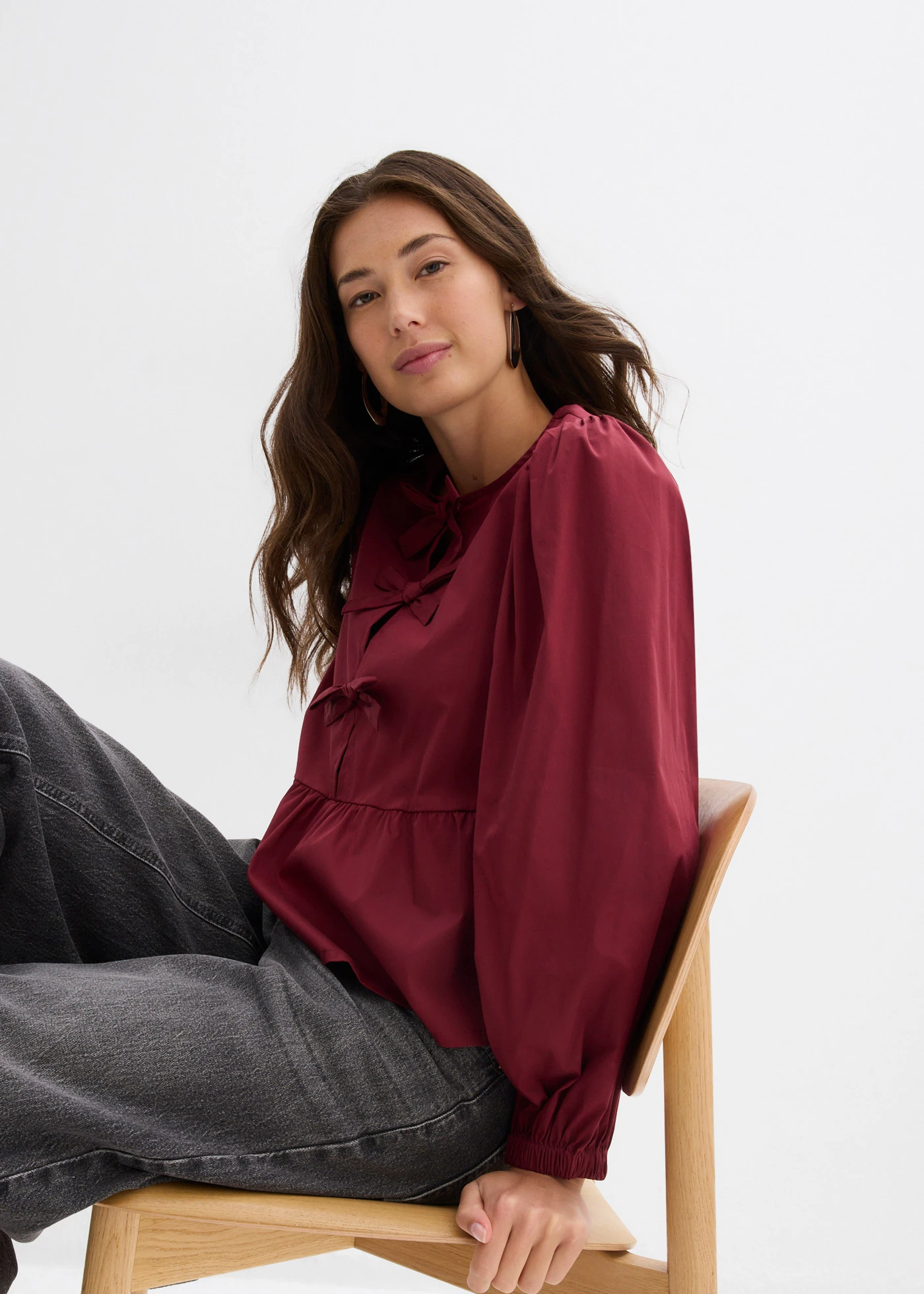 Blouse ornée de nœuds • rouge rubis • Boutique bonprix