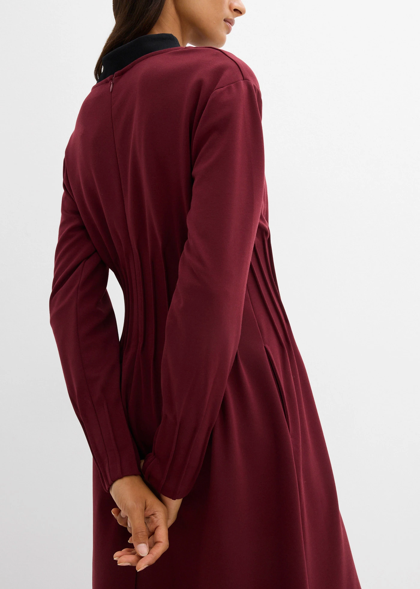 Robe confortable avec plis décoratifs • rouge érable • Boutique bonprix