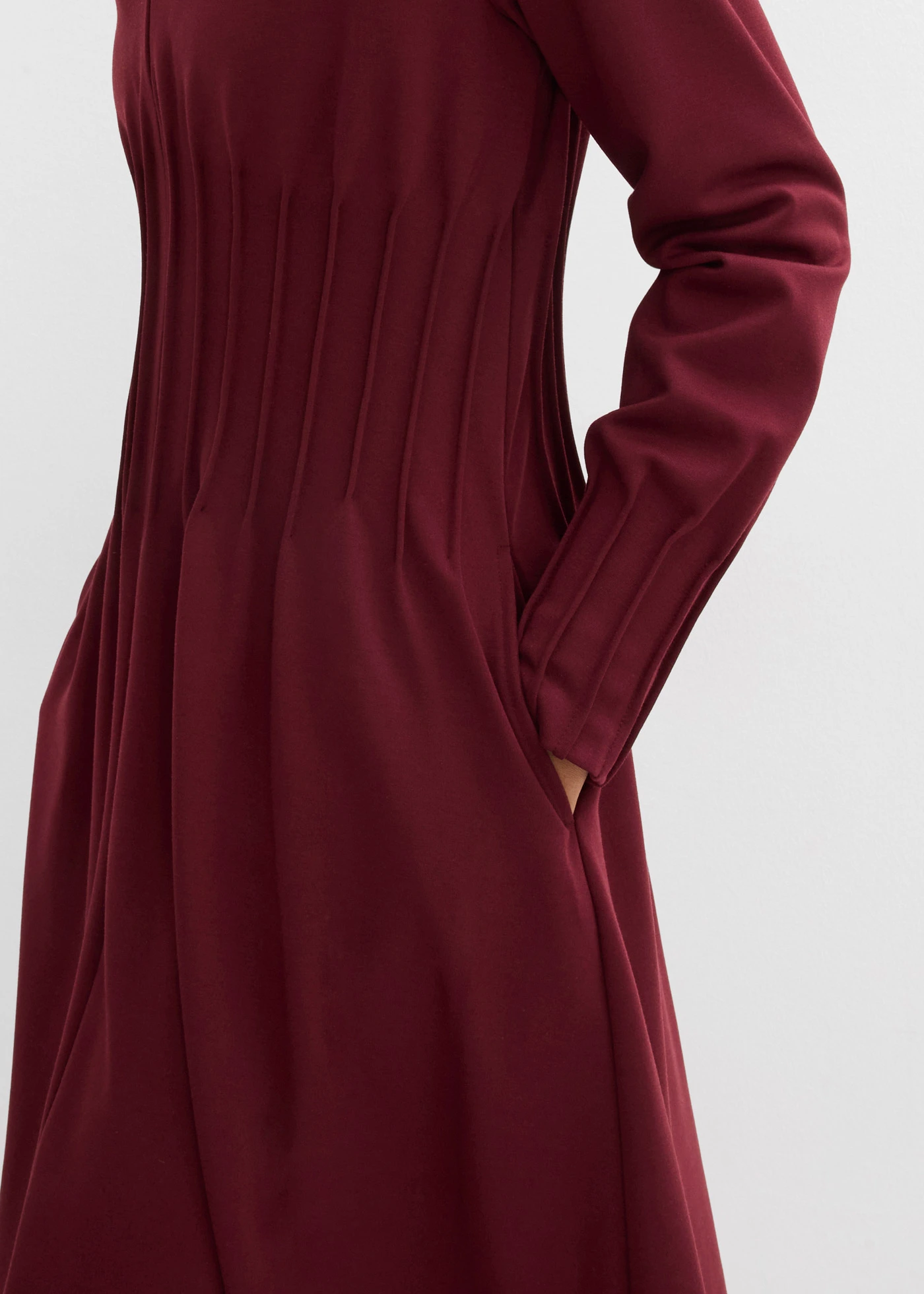 Robe confortable avec plis décoratifs • rouge érable • Boutique bonprix