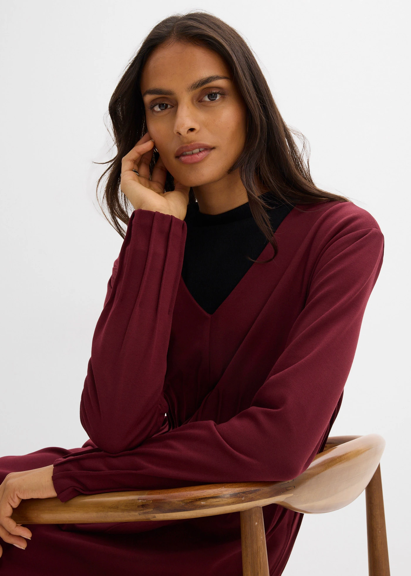 Wygodna sukienka z zakładkami z mieszanki wiskozy • czerwony klonowy • sklep bonprix