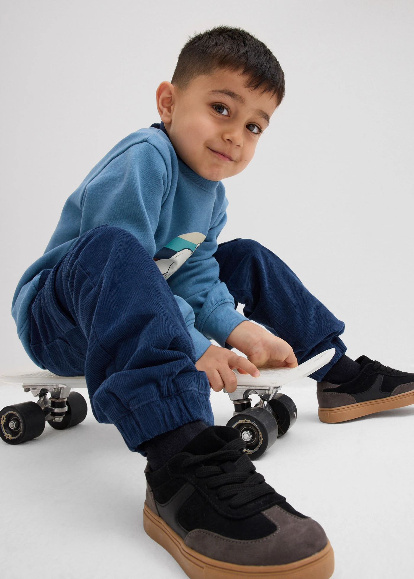 Thermo Regular Fit cargo belebújós nadrág kordból, dzsörzé béléssel • mélykék • bonprix áruház