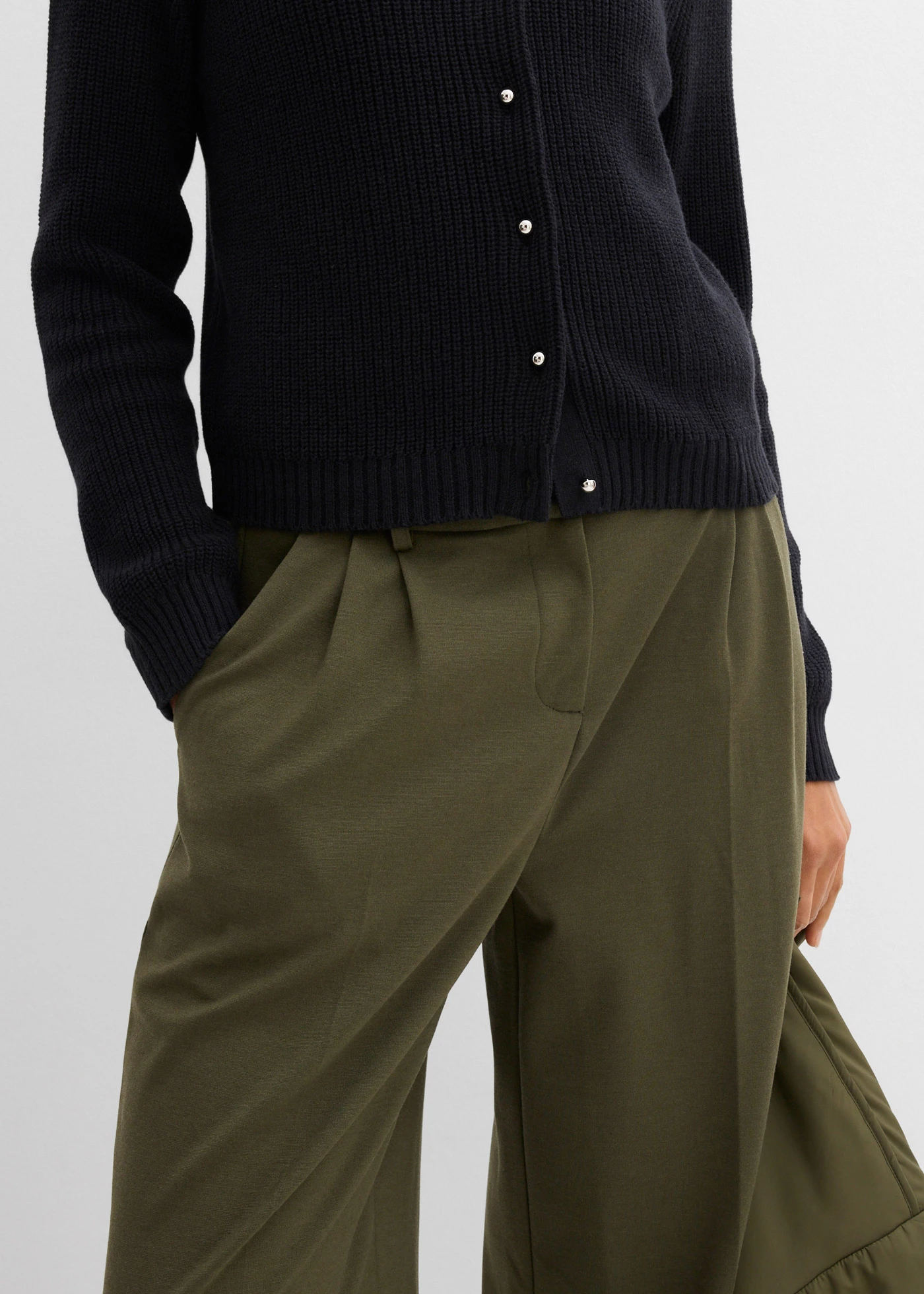 Jachetă tricotată cu nasturi ornamentali din material cu lână • negru • magazin bonprix