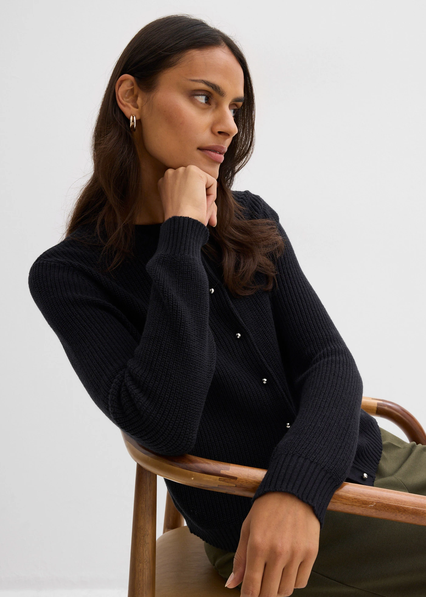 Gilet en maille avec boutons décoratifs • noir • Boutique bonprix