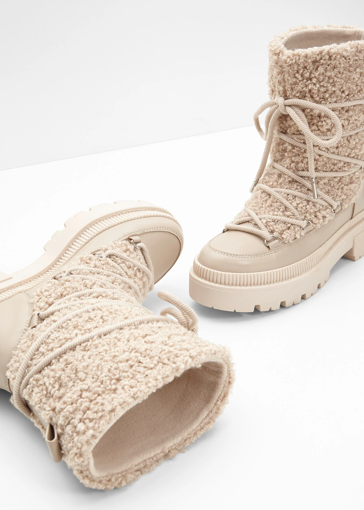 Boots fourrées à lacets • sable clair • Boutique bonprix