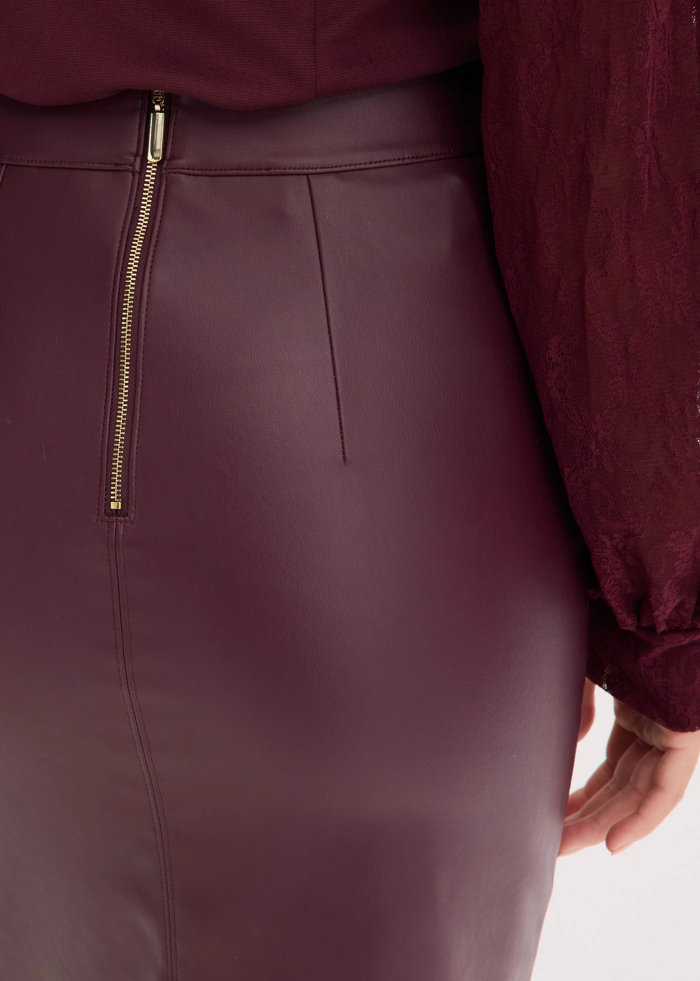 Knie-lange imitatiesuède rok met nauwsluitende pasvorm • wijnrood • bonprix online shop