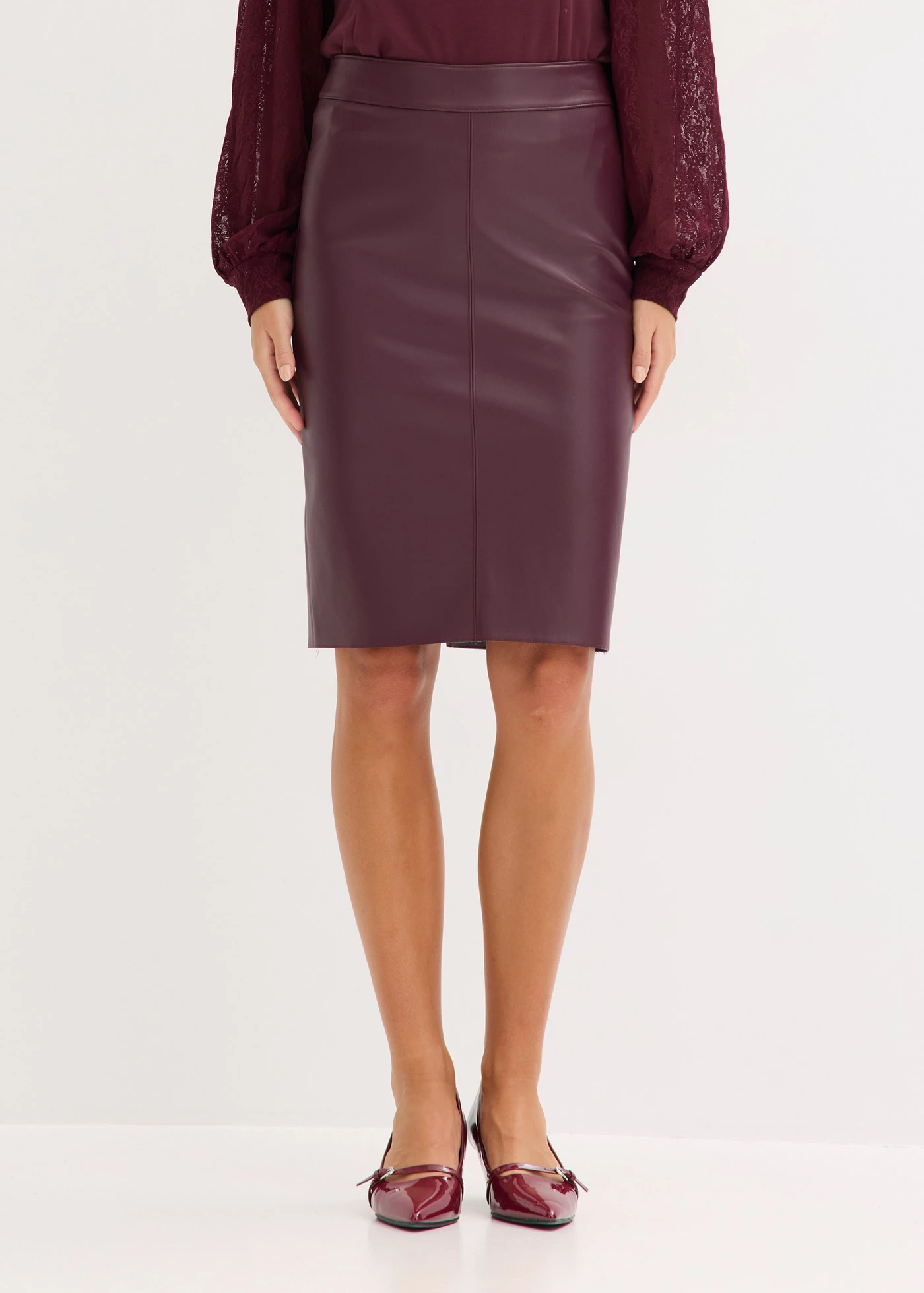 Fustă din imitație de piele până la genunchi, strâmtă • roșu-vineriu • magazin bonprix