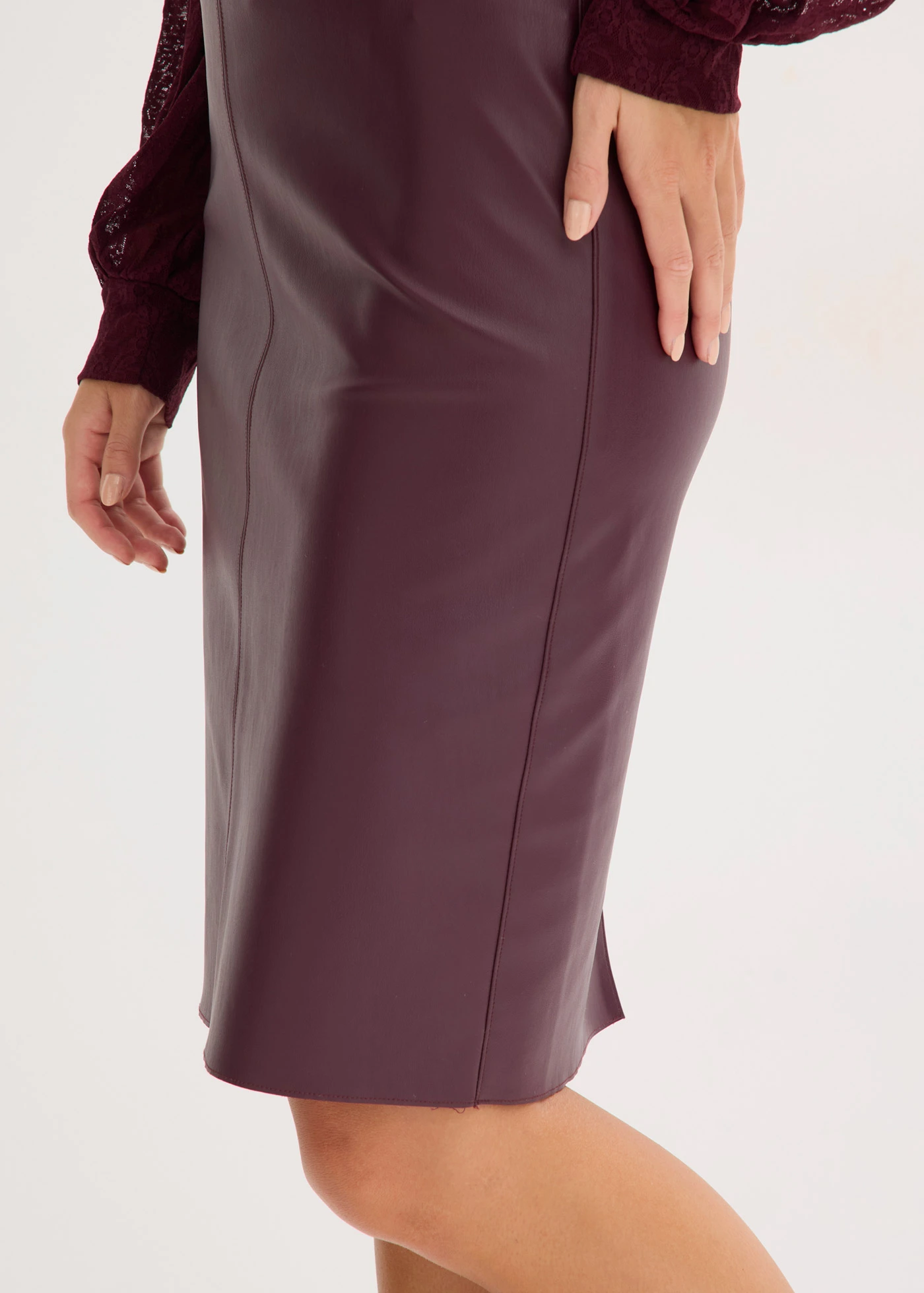 Knie-lange imitatiesuède rok met nauwsluitende pasvorm • wijnrood • bonprix online shop