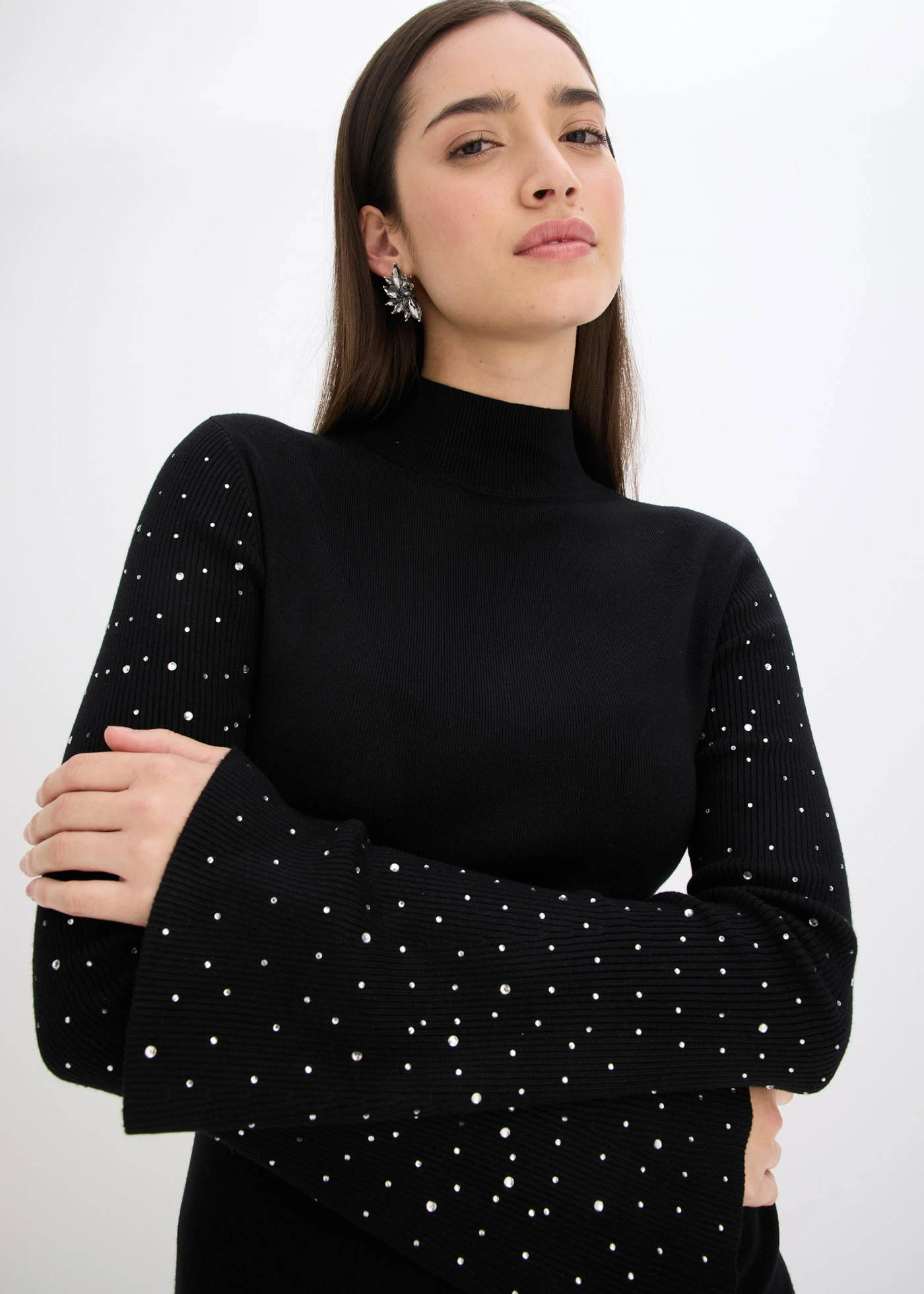 Pulover din tricotaj fin cu mâneci tip trompetă cu ștrasuri • negru • magazin bonprix