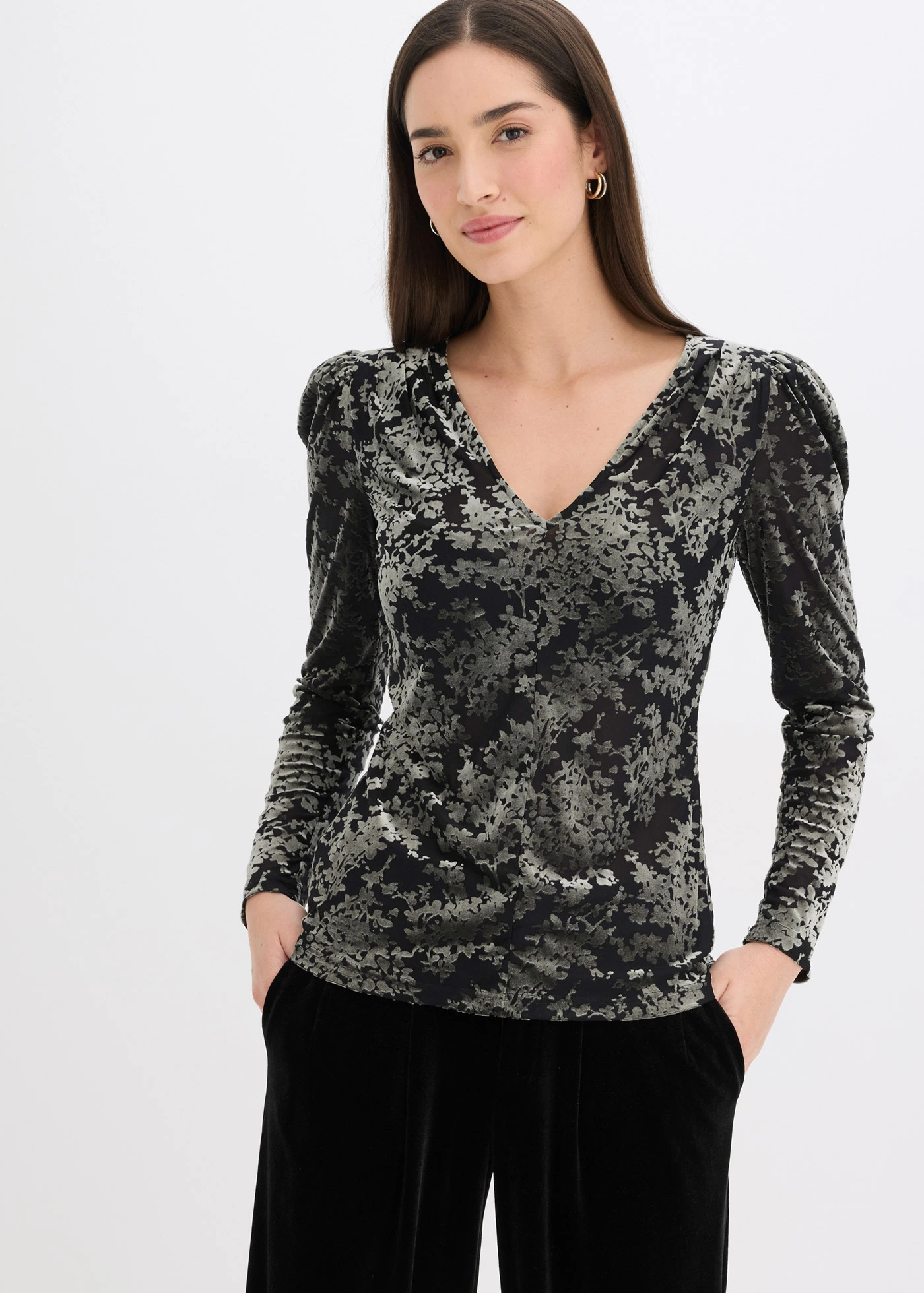 T-shirt manches longues en velours dévoré • noir-vert floral • Boutique bonprix