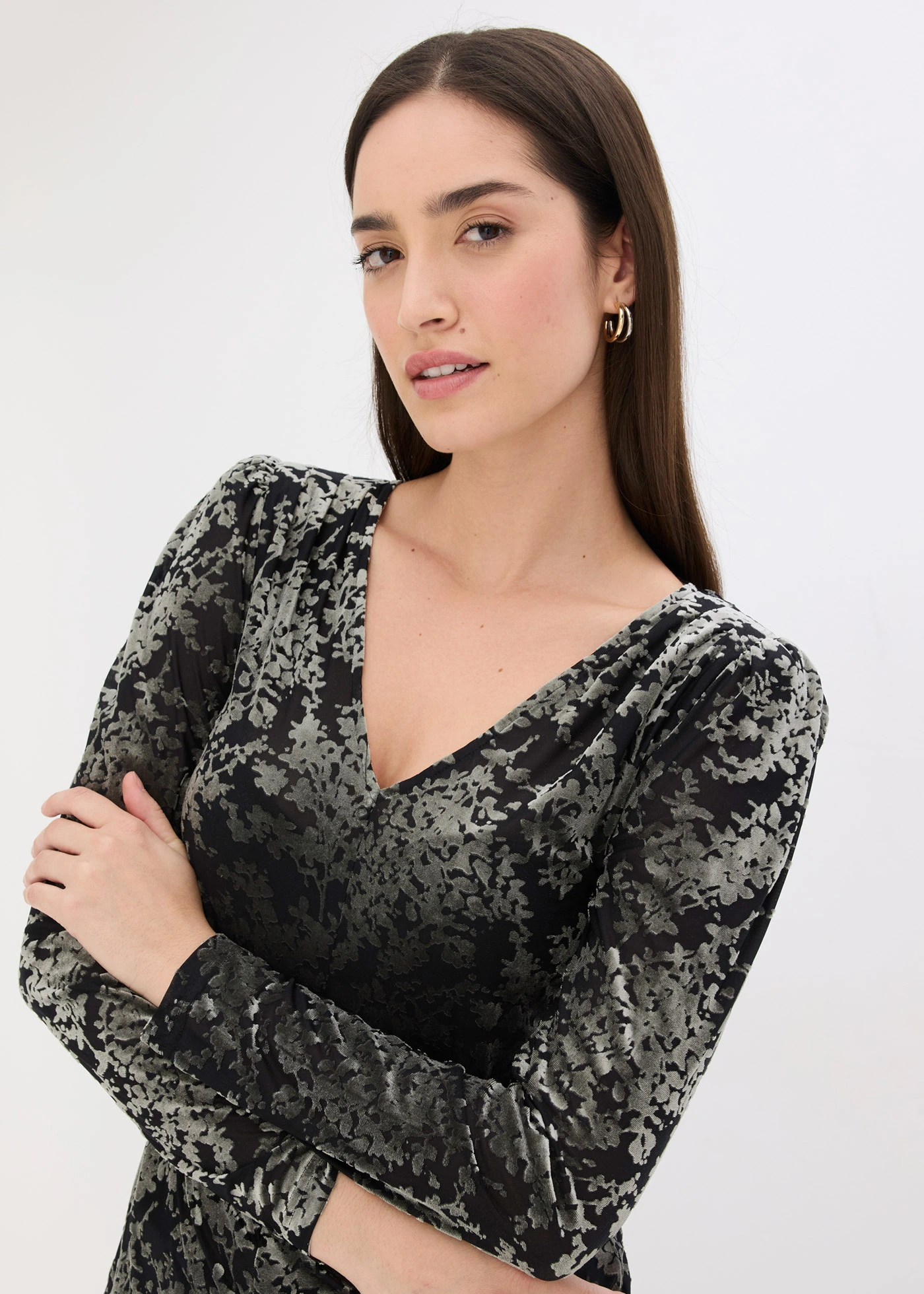 T-shirt manches longues en velours dévoré • noir-vert floral • Boutique bonprix