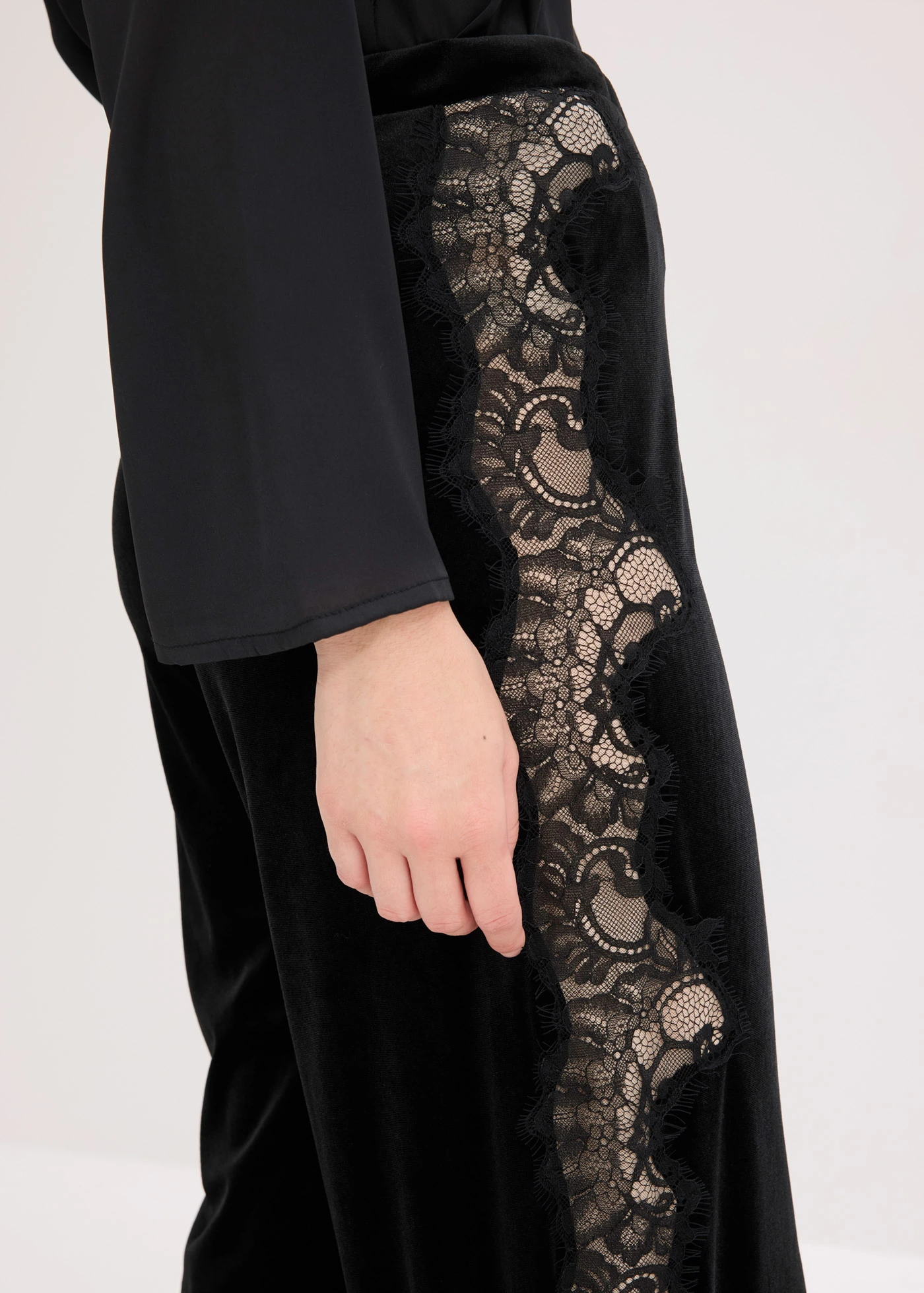 Marlene nadrág puha bársonyból és csipkebetéttel • fekete/krétabézs egyéb • bonprix áruház