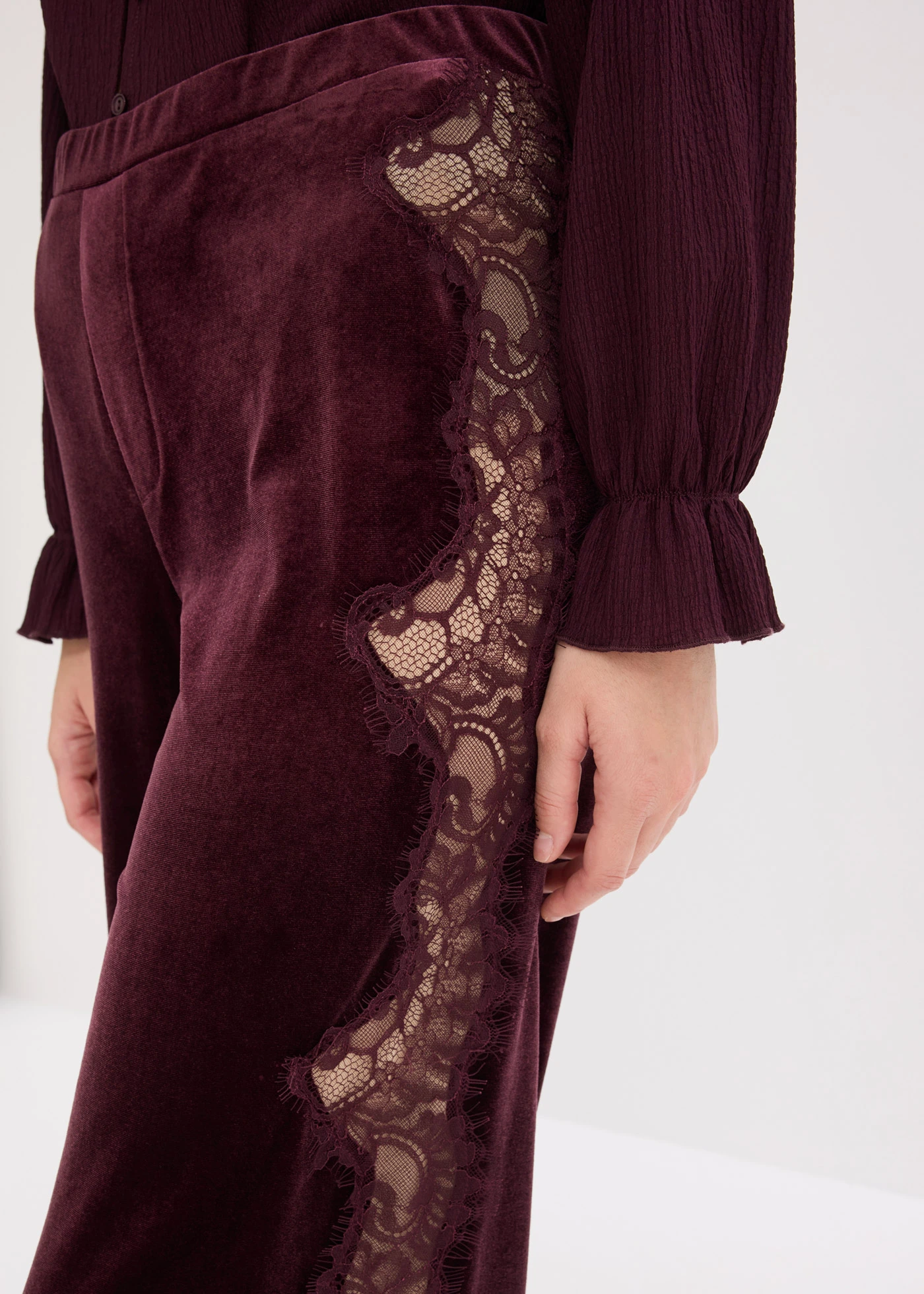 Pantalon large en velours doux avec empiècement dentelle • bordeaux • Boutique bonprix