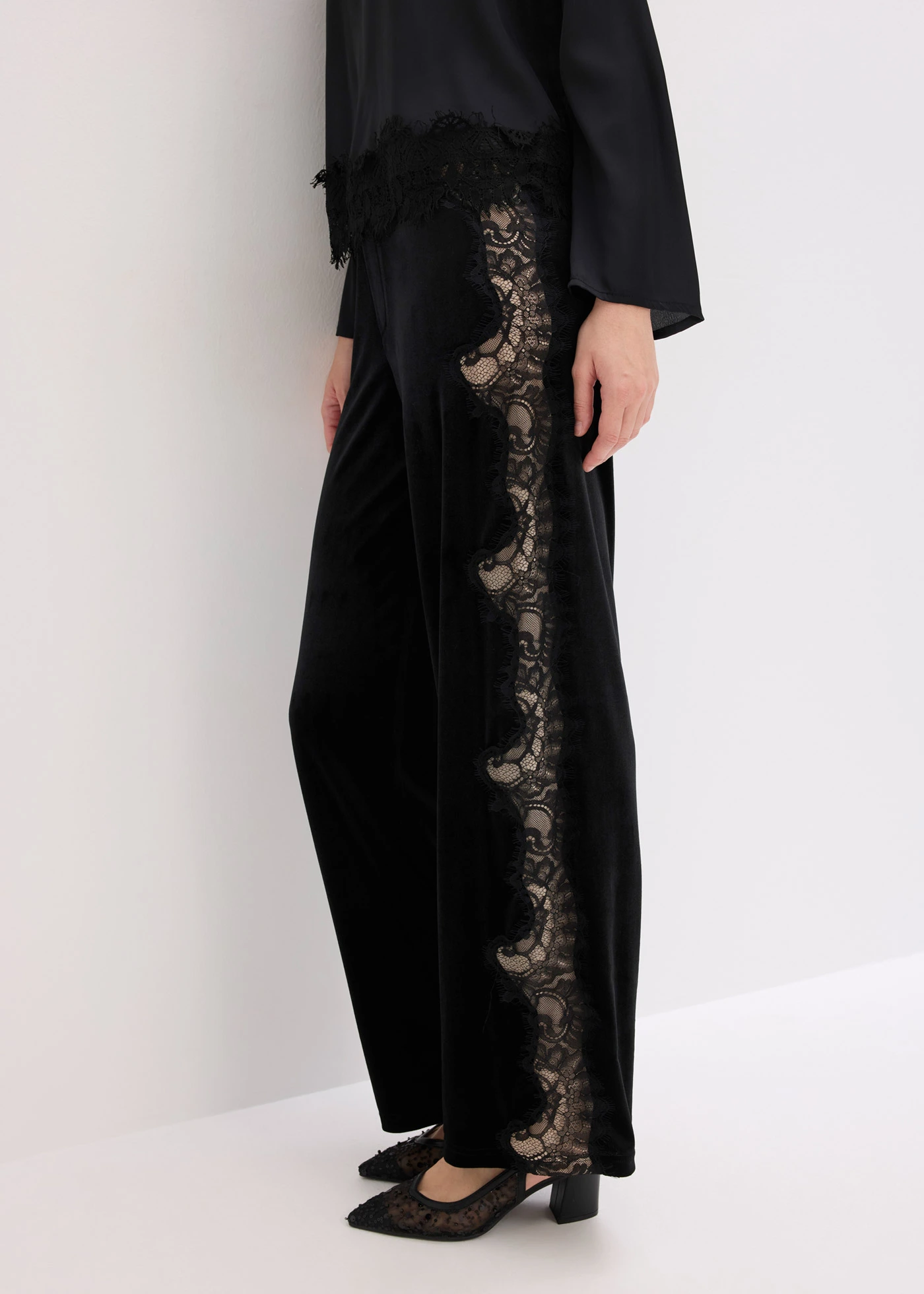 Marlene nadrág puha bársonyból és csipkebetéttel • fekete/krétabézs egyéb • bonprix áruház