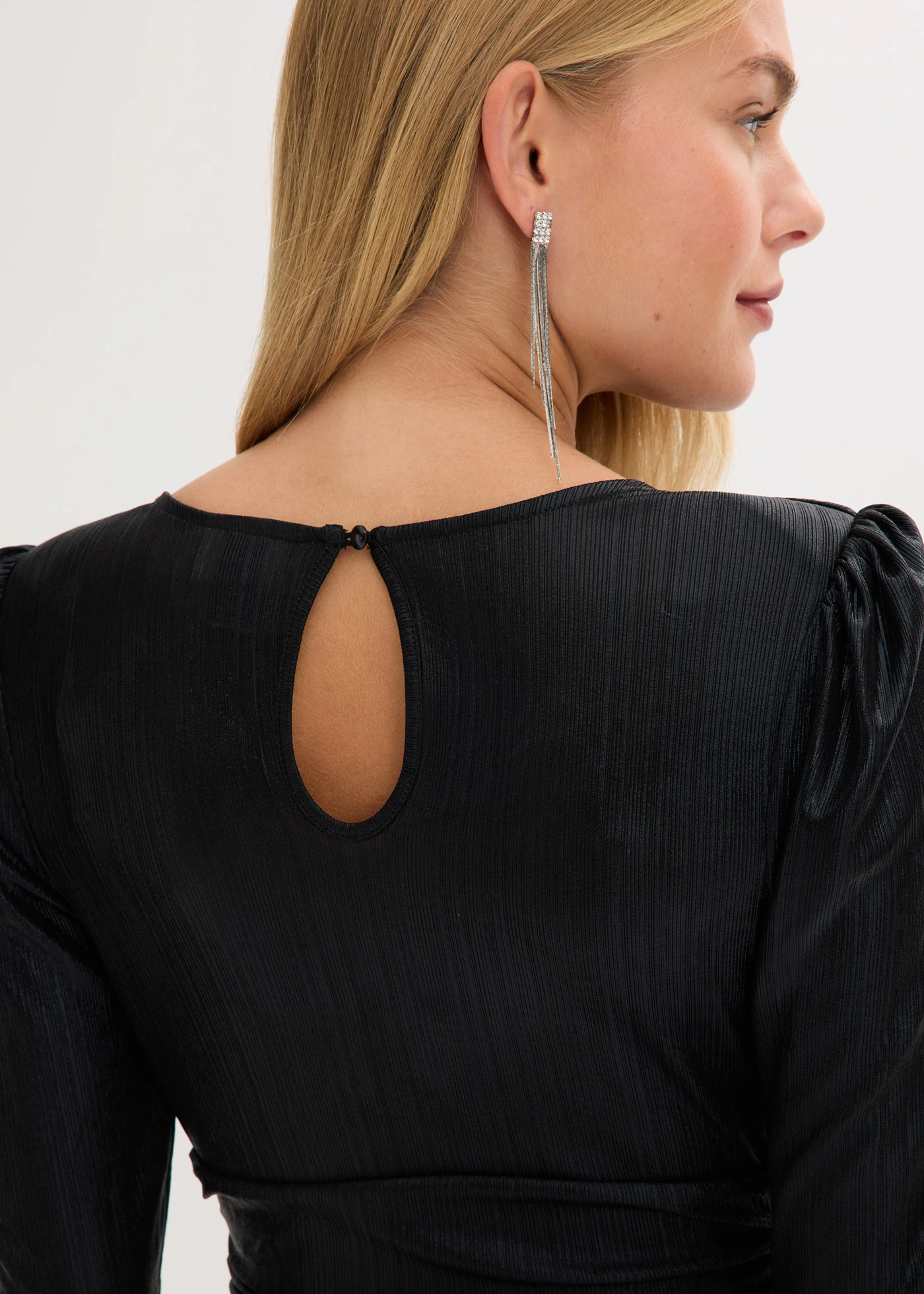 Mini šaty s leskom • čierna • obchod bonprix