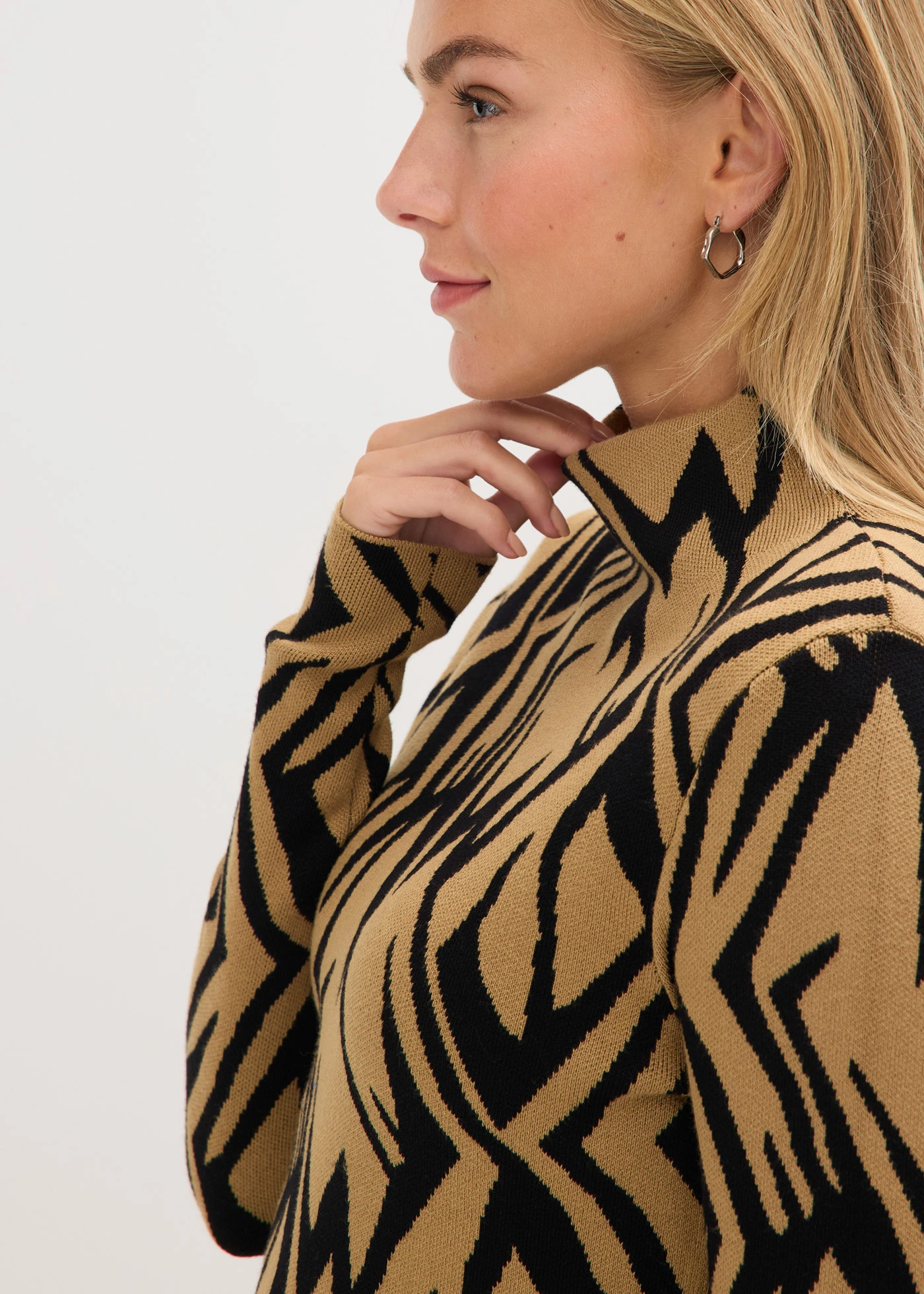 Robe en maille ajustée à col montant • noir - beige • Boutique bonprix