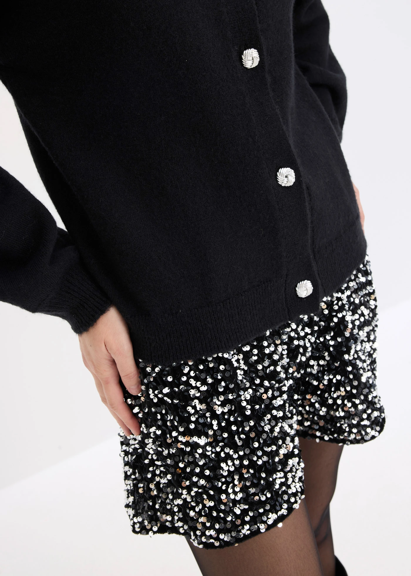 Sweter rozpinany z dekoracyjnymi guzikami • czarny • sklep bonprix