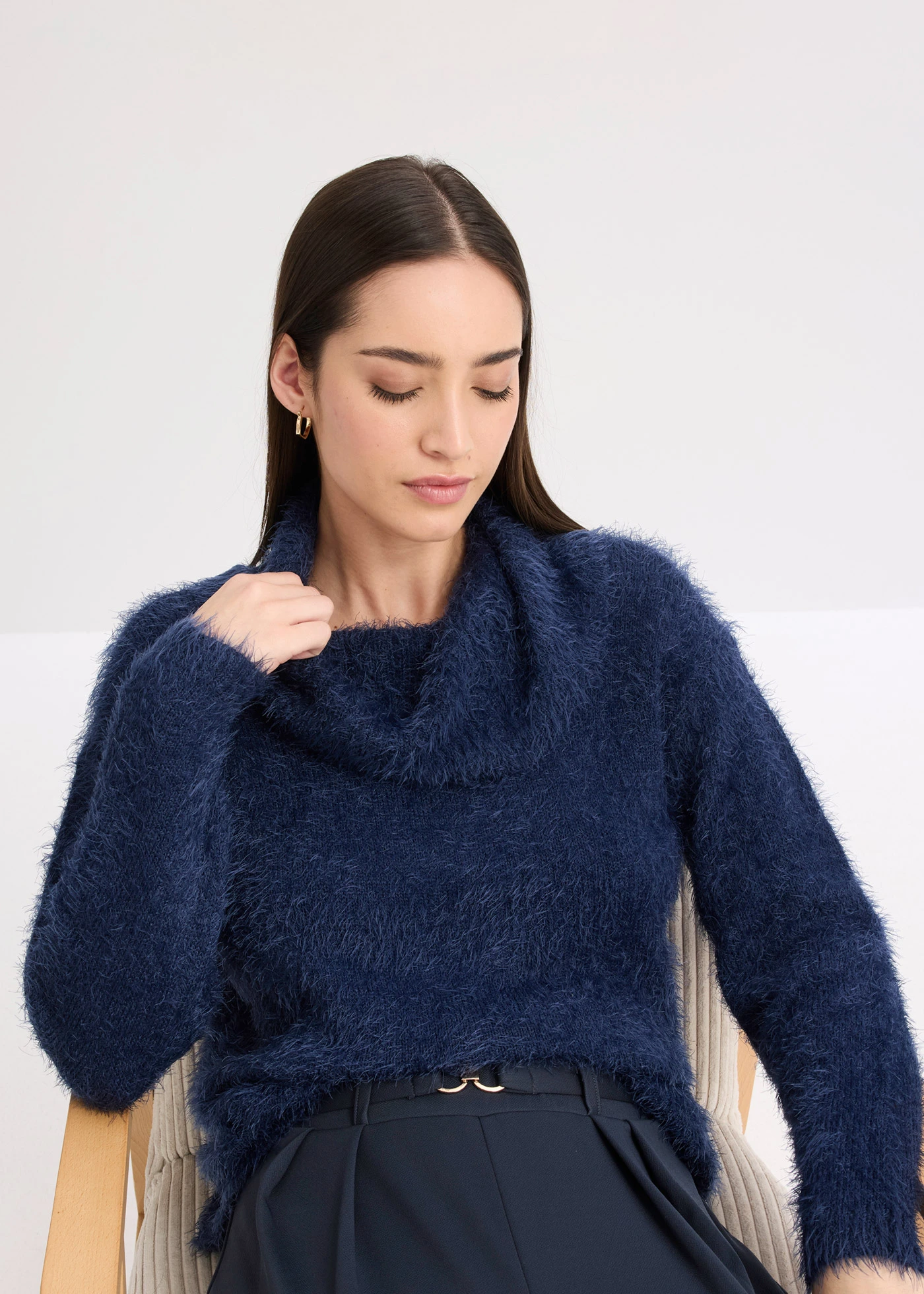 Pulover flaușat din fire delicate și moi, cu guler rulat • bleumarin • magazin bonprix